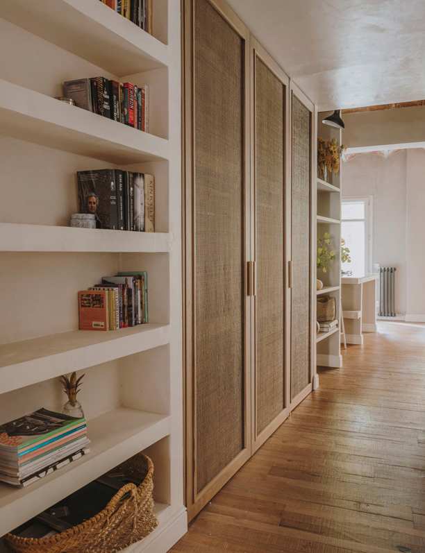 Cómo decorar librería blanca, minimalista y elegante en casa