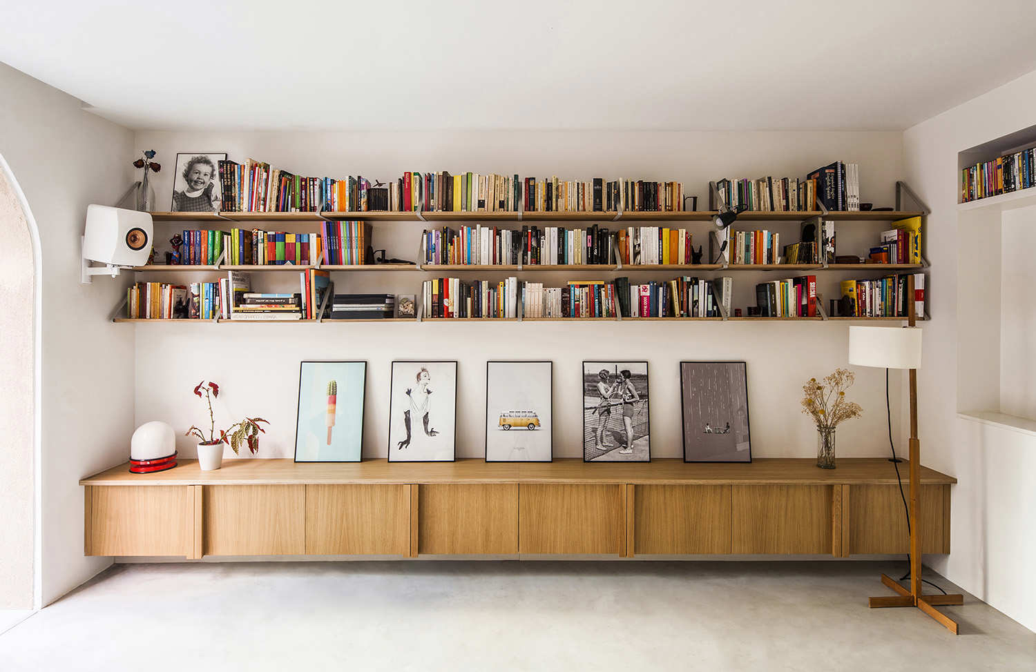 Ahora la casa presume de un espacio destinado al salón que no tenía y protagonizado por una gran librería mural.