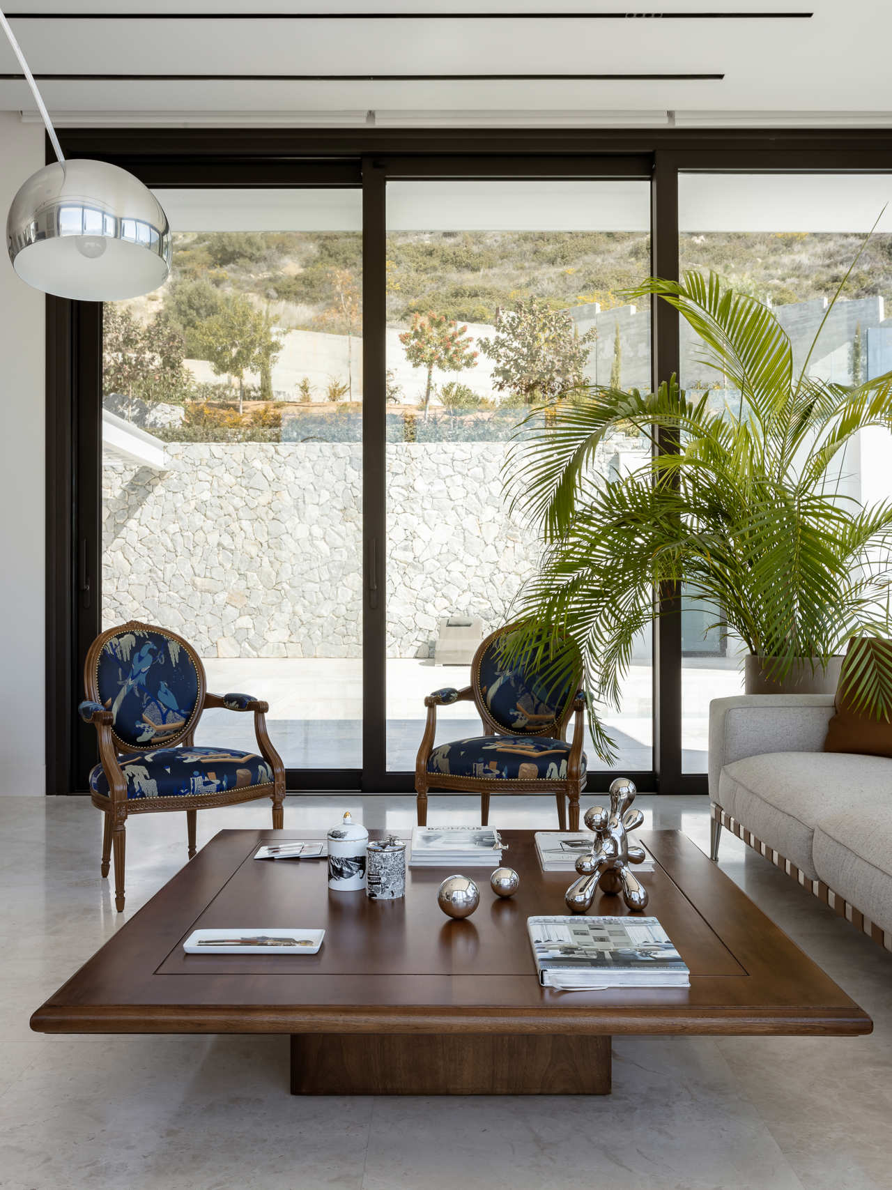 La mesa de centro heredada preside uno de los dos ambientes que se han creado en la zona del salón.