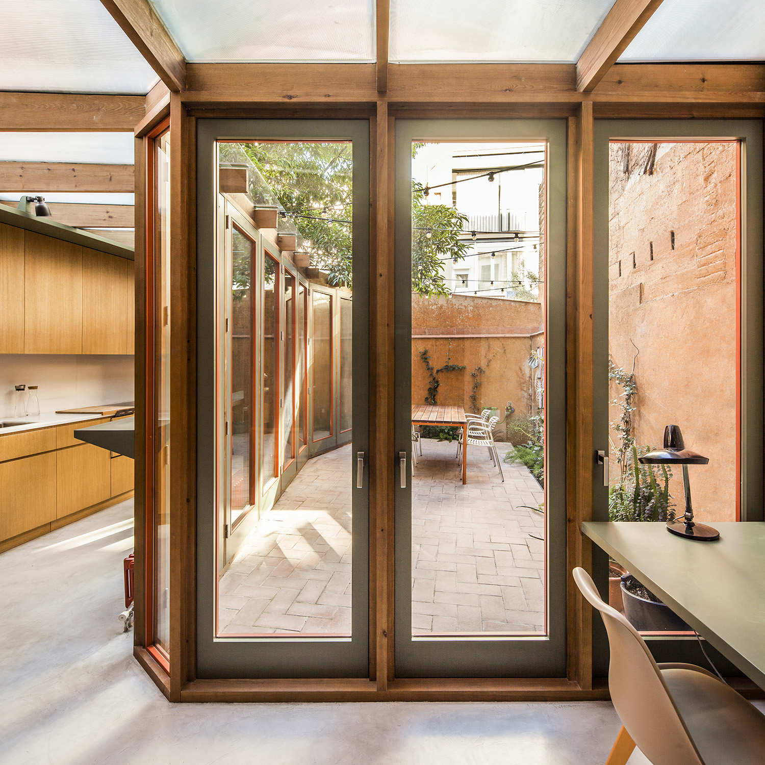 La nueva estructura de madera y vidrio tiene un acceso directo al jardín desde el estudio, además de otro desde la cocina.