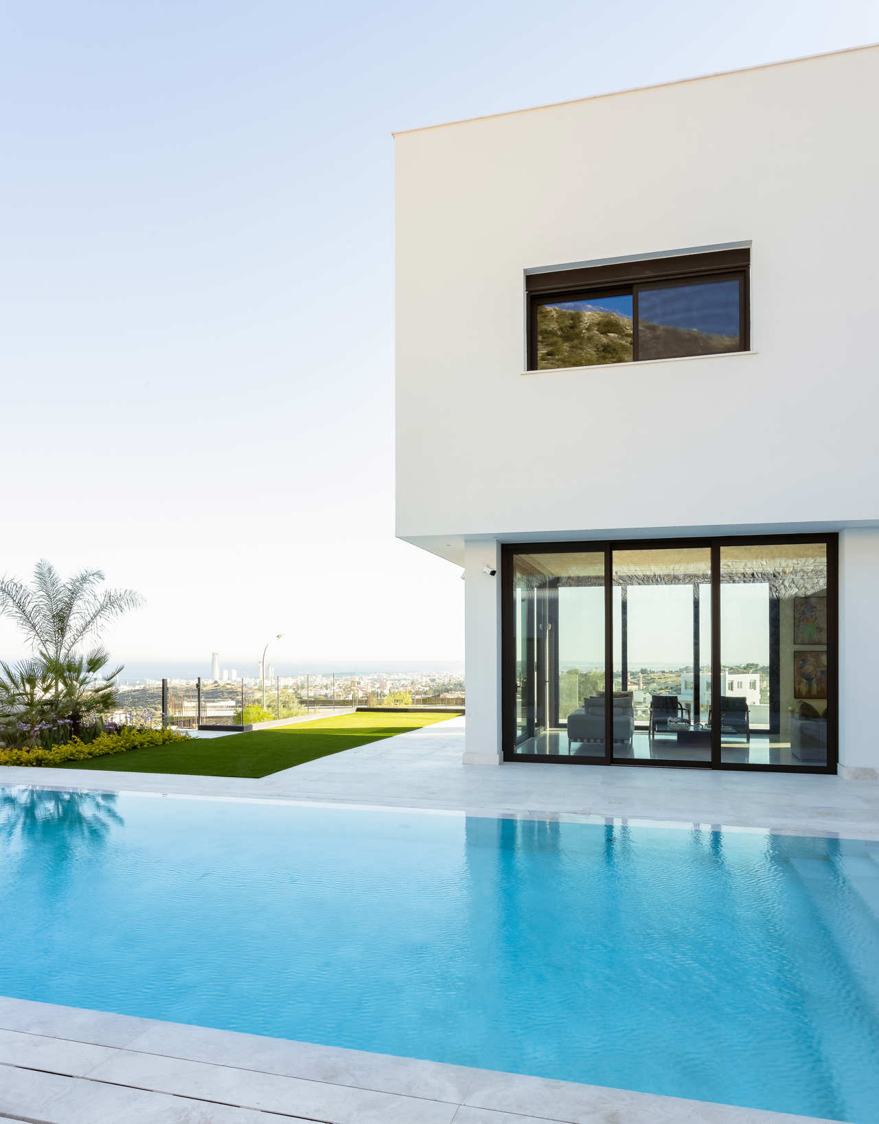 La piscina de la casa está totalmente revestida de mármol griego claro, con un tratamiento especial antideslizante.