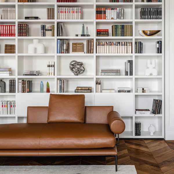 Una librería blanca, minimalista y elegante en casa: 5 ideas inspiradoras fáciles de copiar