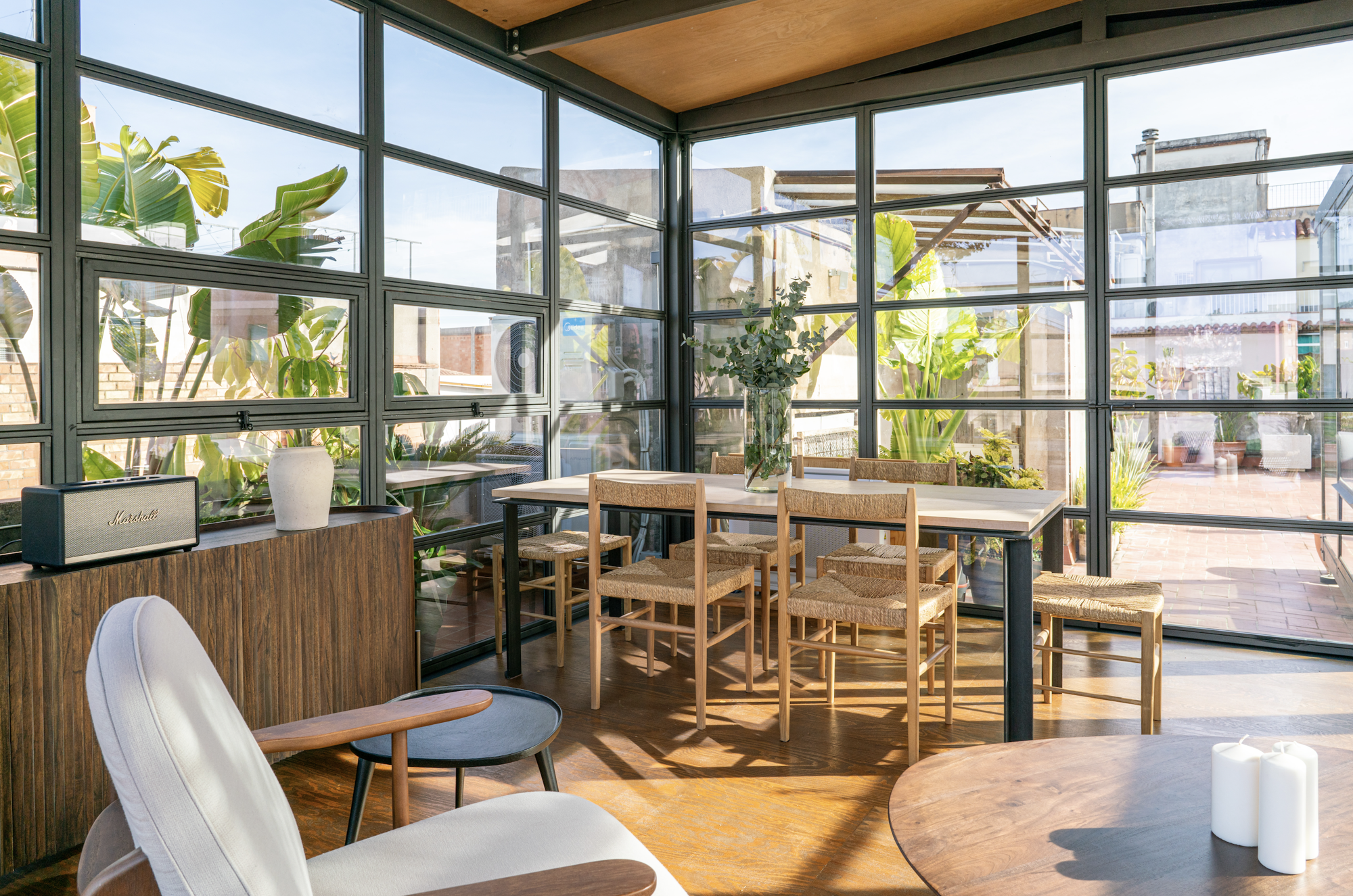 Terraza en forma de invernadero con dos ambientes