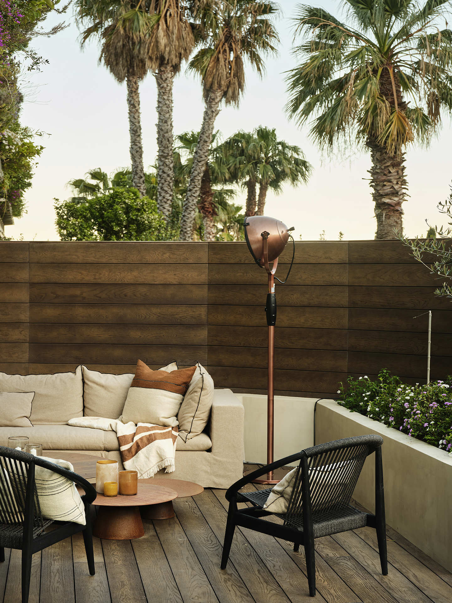 El jardín cuenta con una zona de piscina y solárium con ducha, una pérgola con cocina exterior y barbacoa y un porche con una zona lounge.