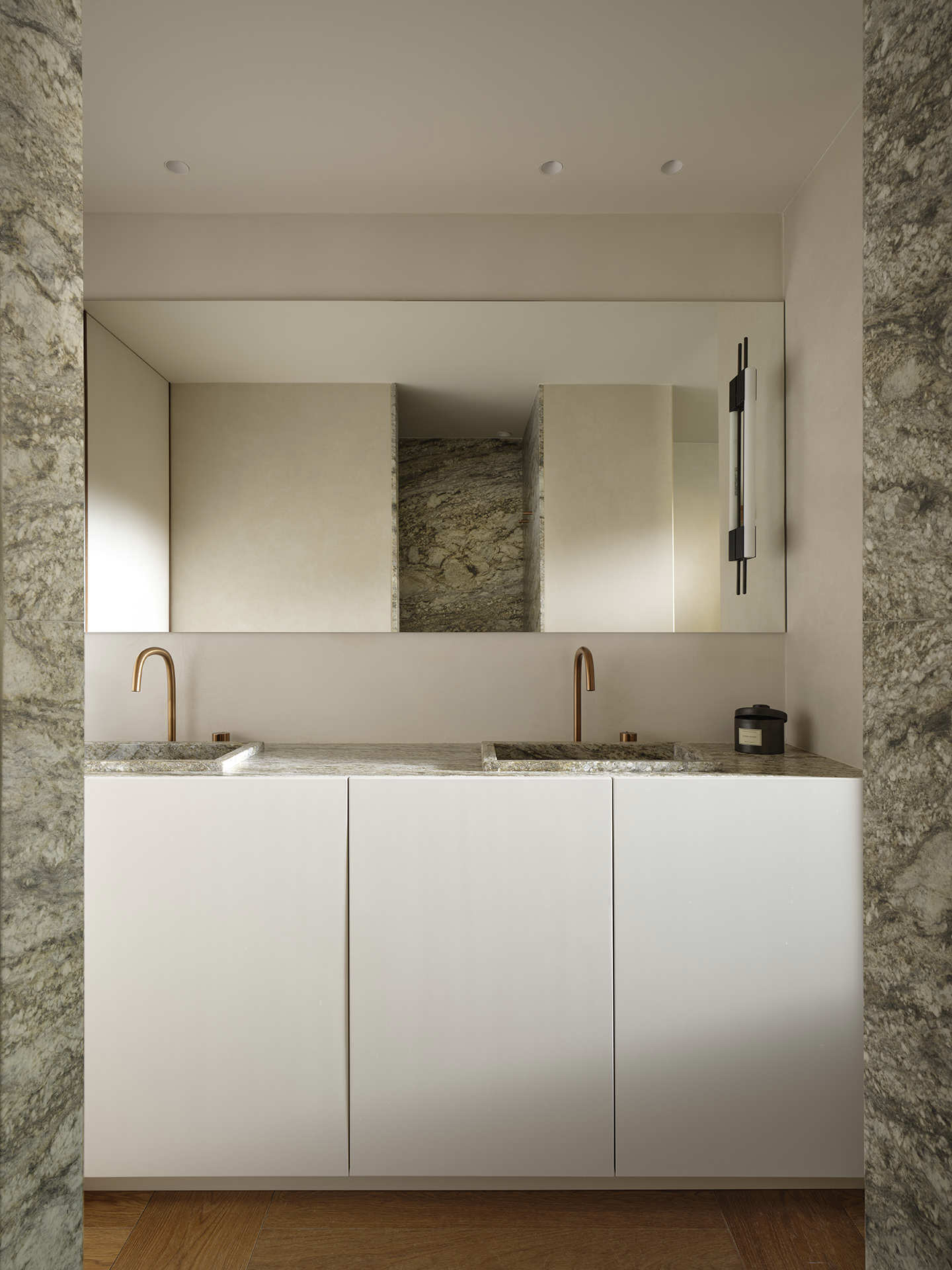 El mármol natural en tonos grises combina perfectamente con el mueble a medida del baño. Grifería, de Cocoon Bathrooms.