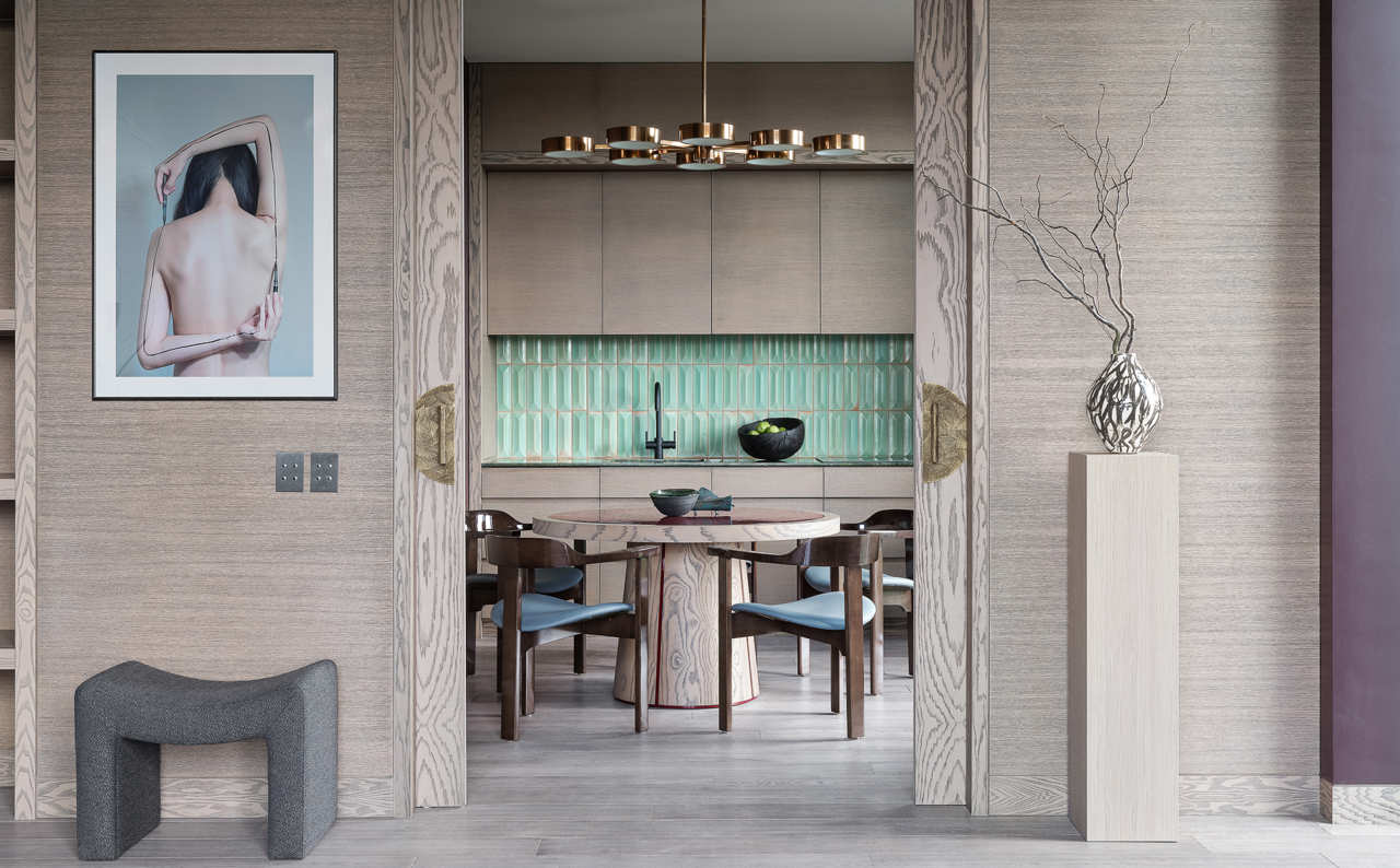 Vista del acceso a la cocina desde el salón. Izquierda, fotografía de Jung Cheng Lin y taburete de Modénature, y derecha, jarrón de Ekaterina Feus. 