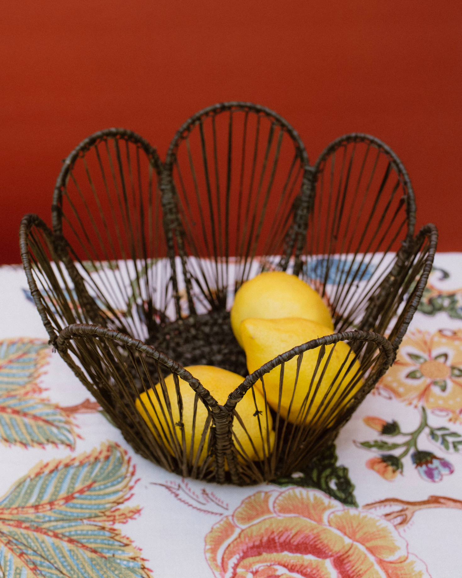 Cesta en negro de mimbre