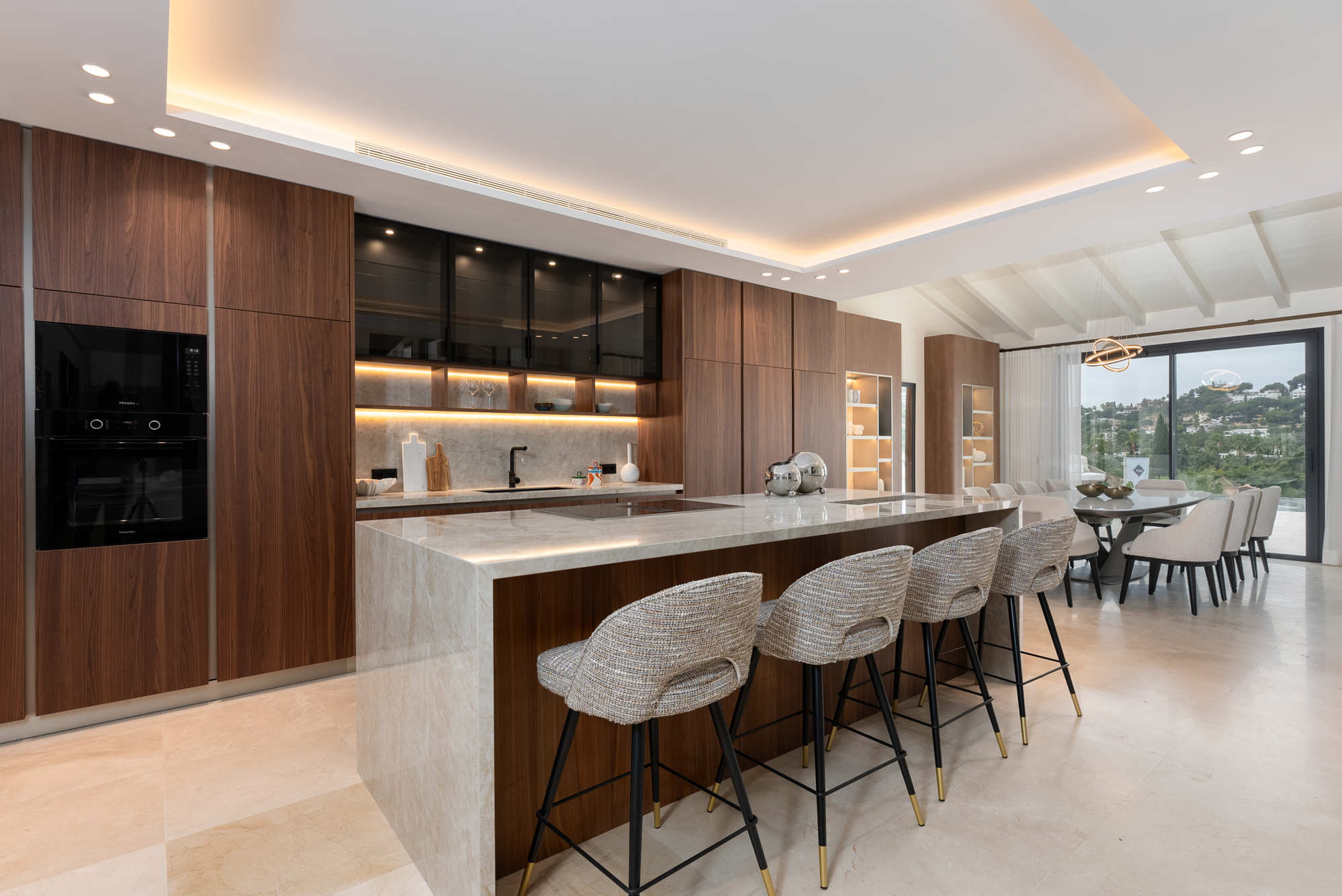 Cocina de madera con isla central 