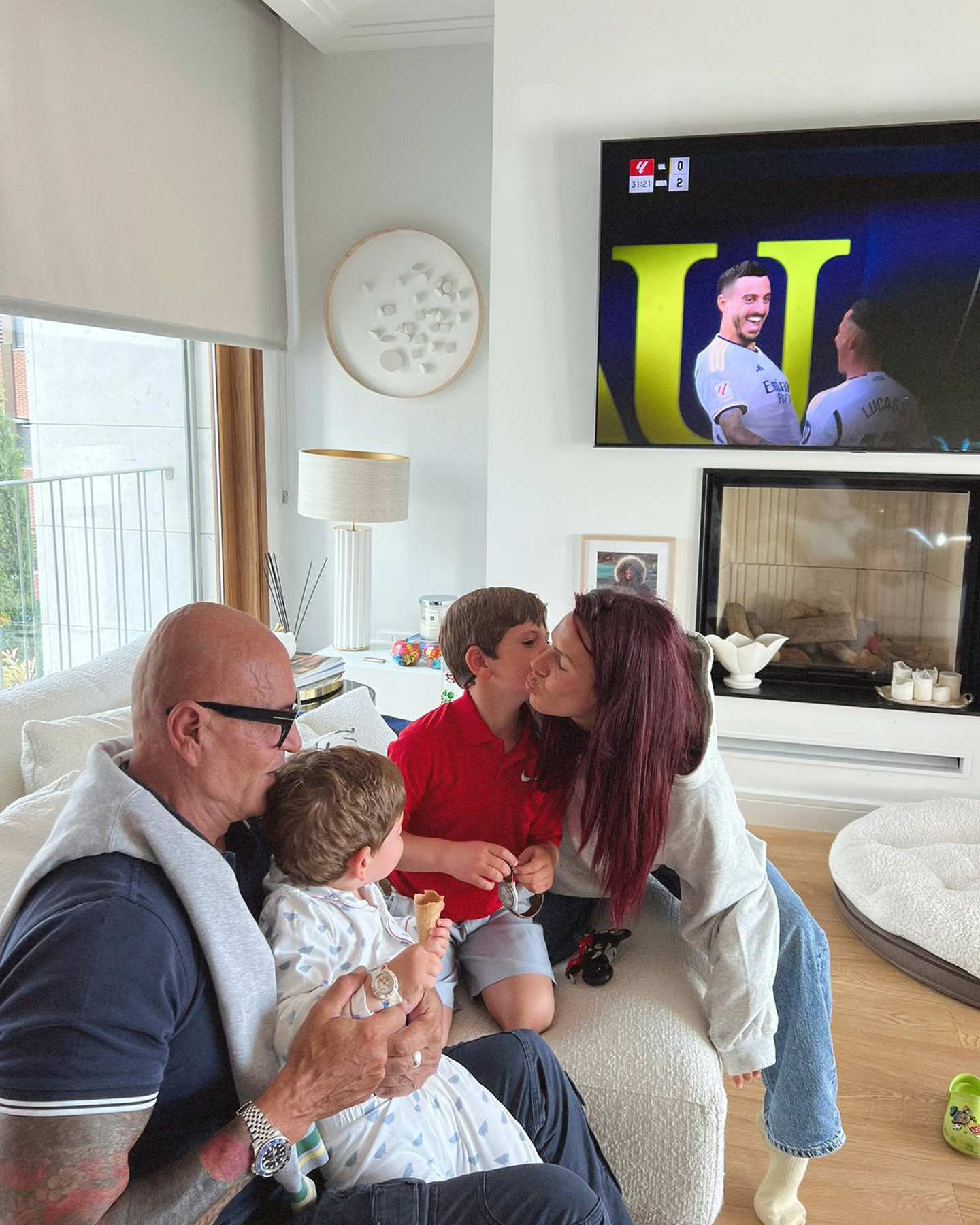 En la otra zona del salón con su padre y sus hijos