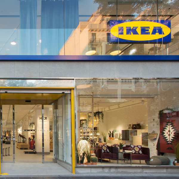 La librería estrecha, ligera y de bambú de IKEA para poner en cualquier rincón 