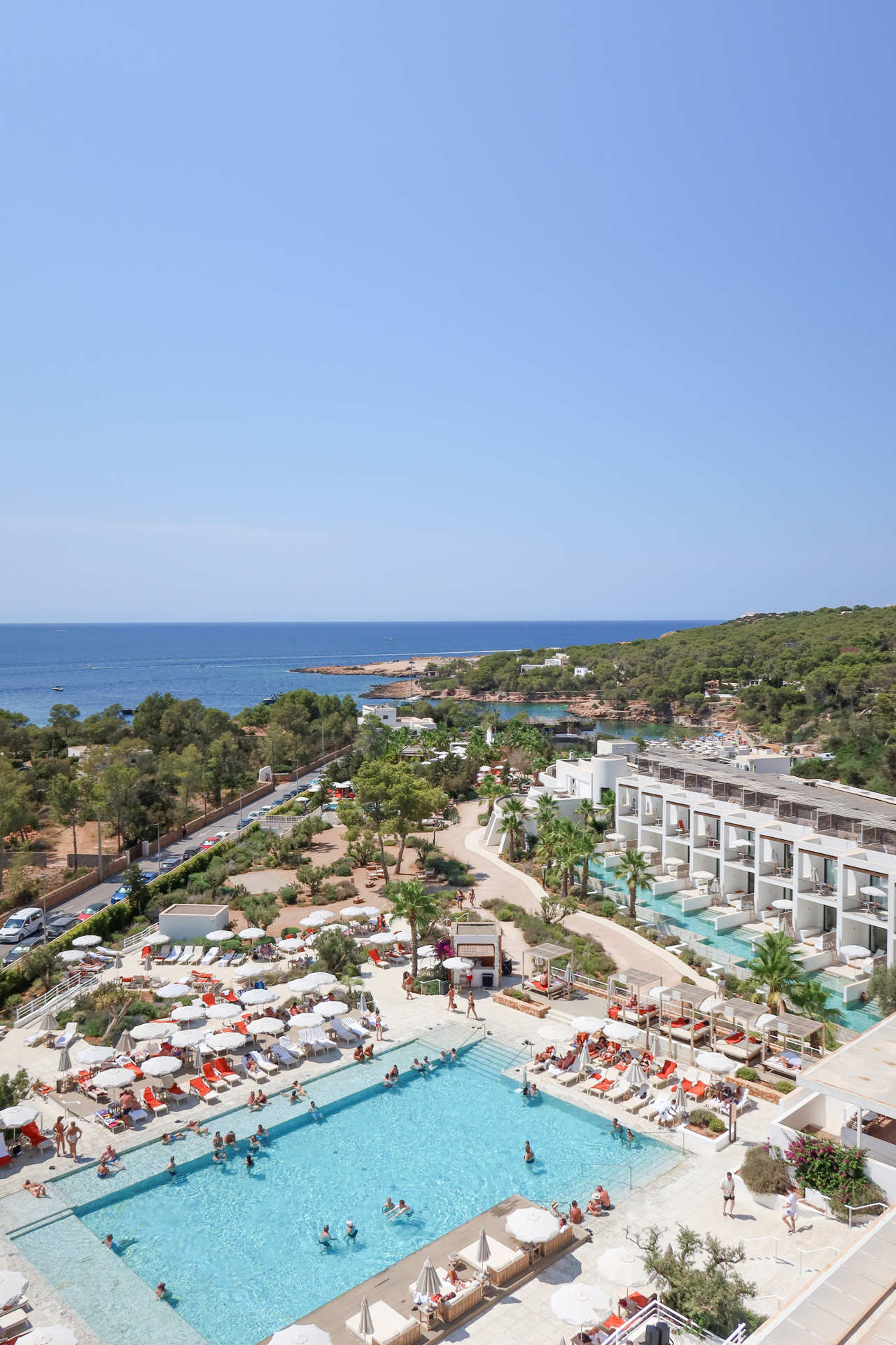 La piscina principal como corazón de TRS Ibiza Hotel