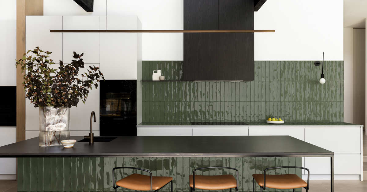 Un ejemplo de cocina con azulejos cargados de ritmo visual.