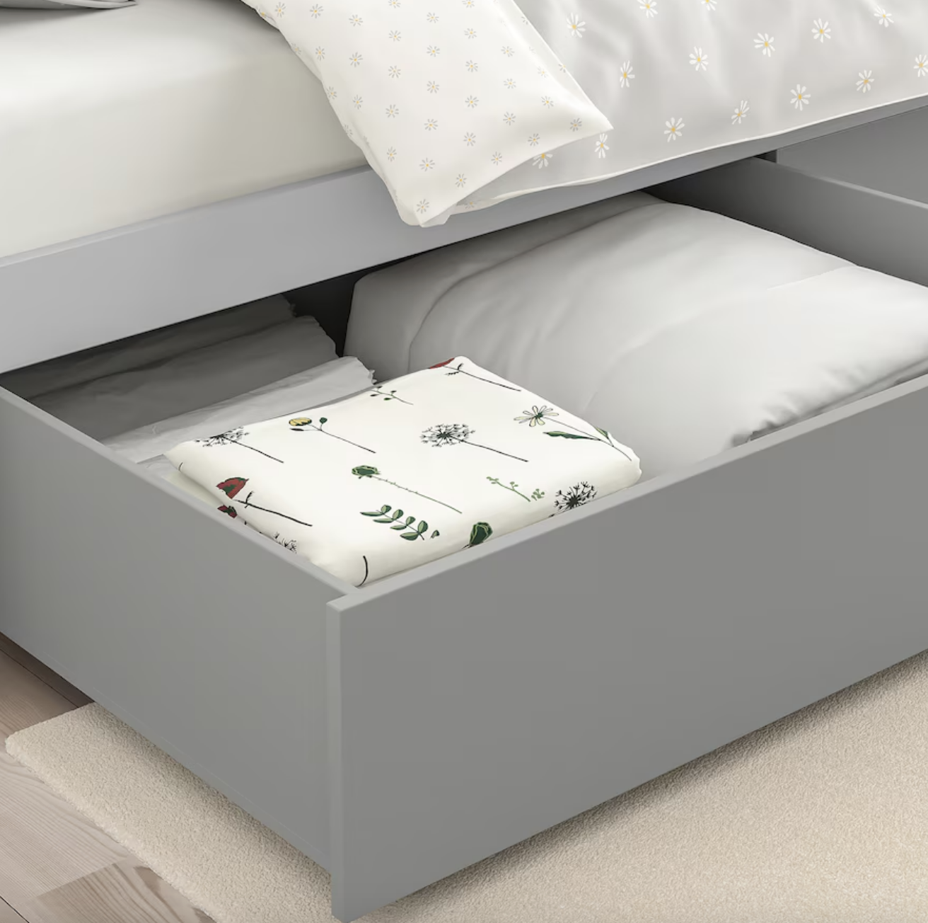 Los cajones bajo la cama de IKEA para aprovechar espacio pequeños.