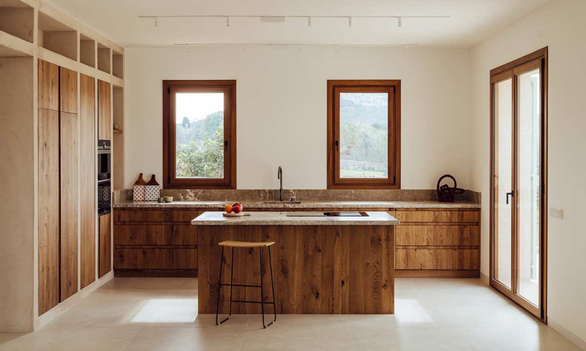 Cocina de madera con encimera de mármol.