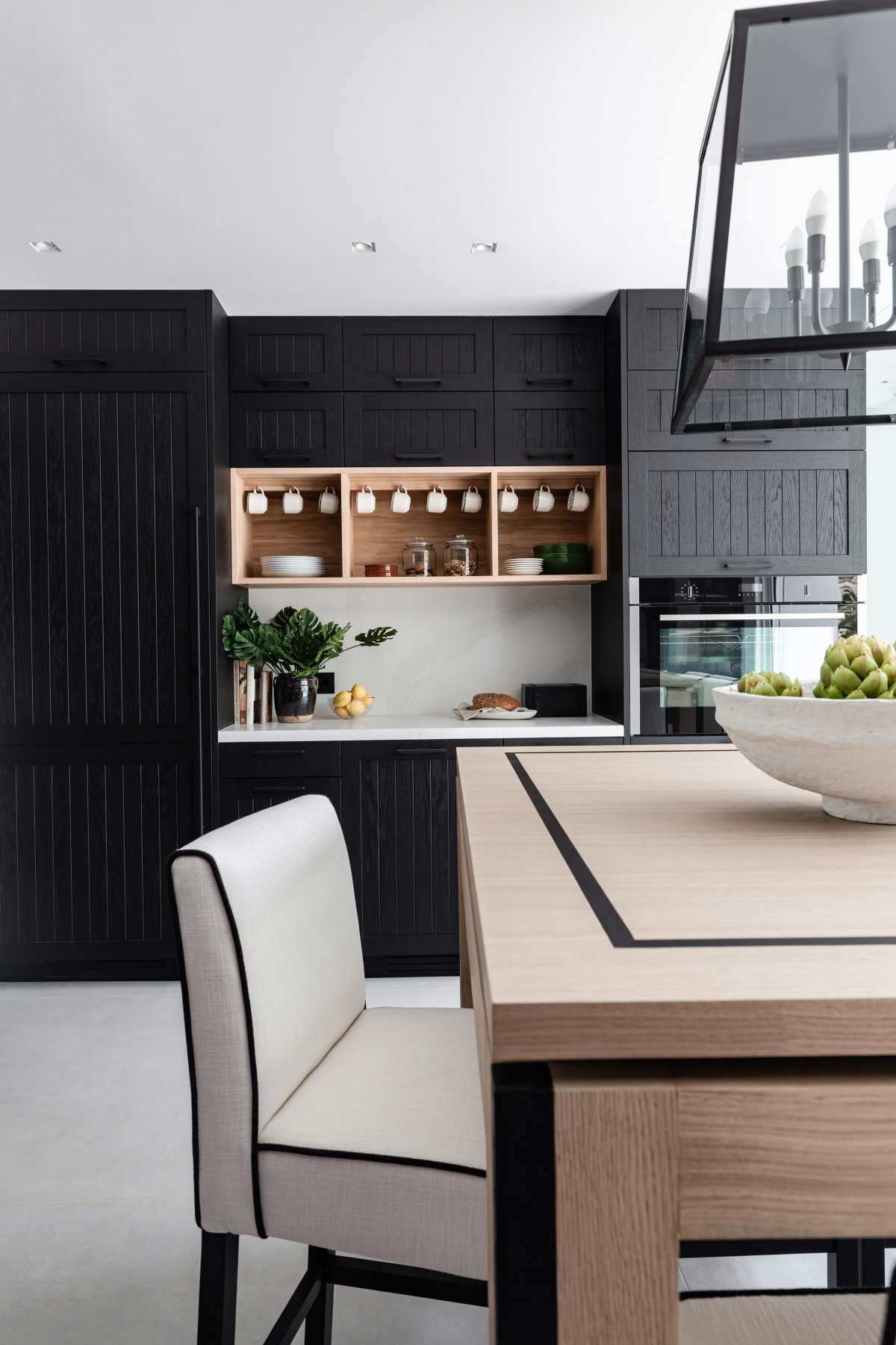 Cocina en negro y madera