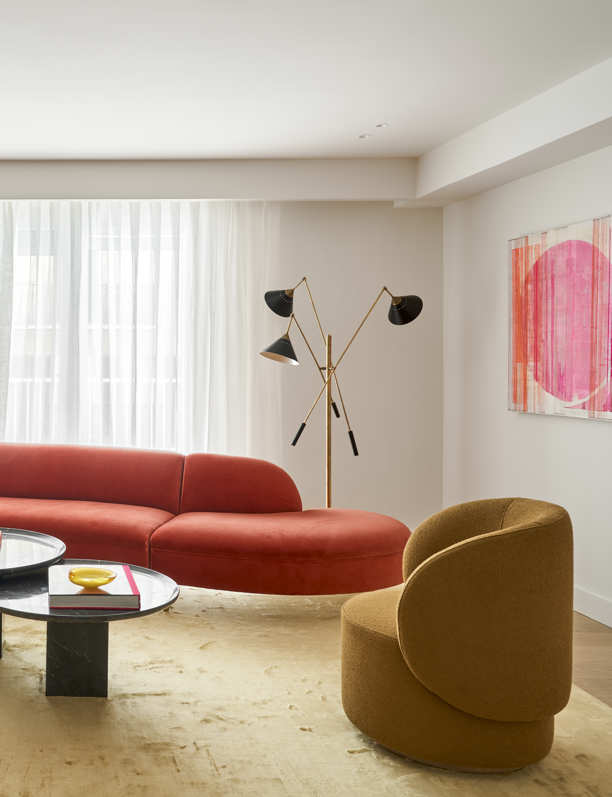 Este piso madrileño homenajea su origen en los años 50 y los realza con arte, iconos del diseño y mucho color