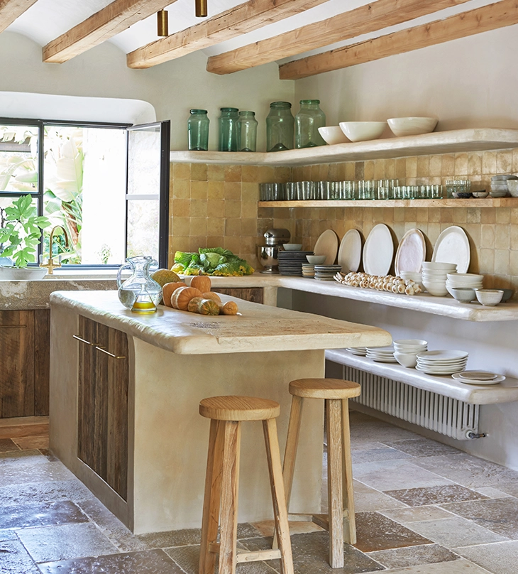 Cocina con isla de obra de líneas redondeadas