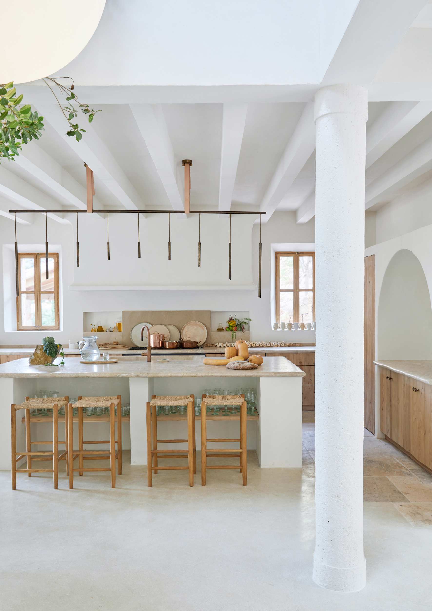 cocina con madera y lámpara colgada