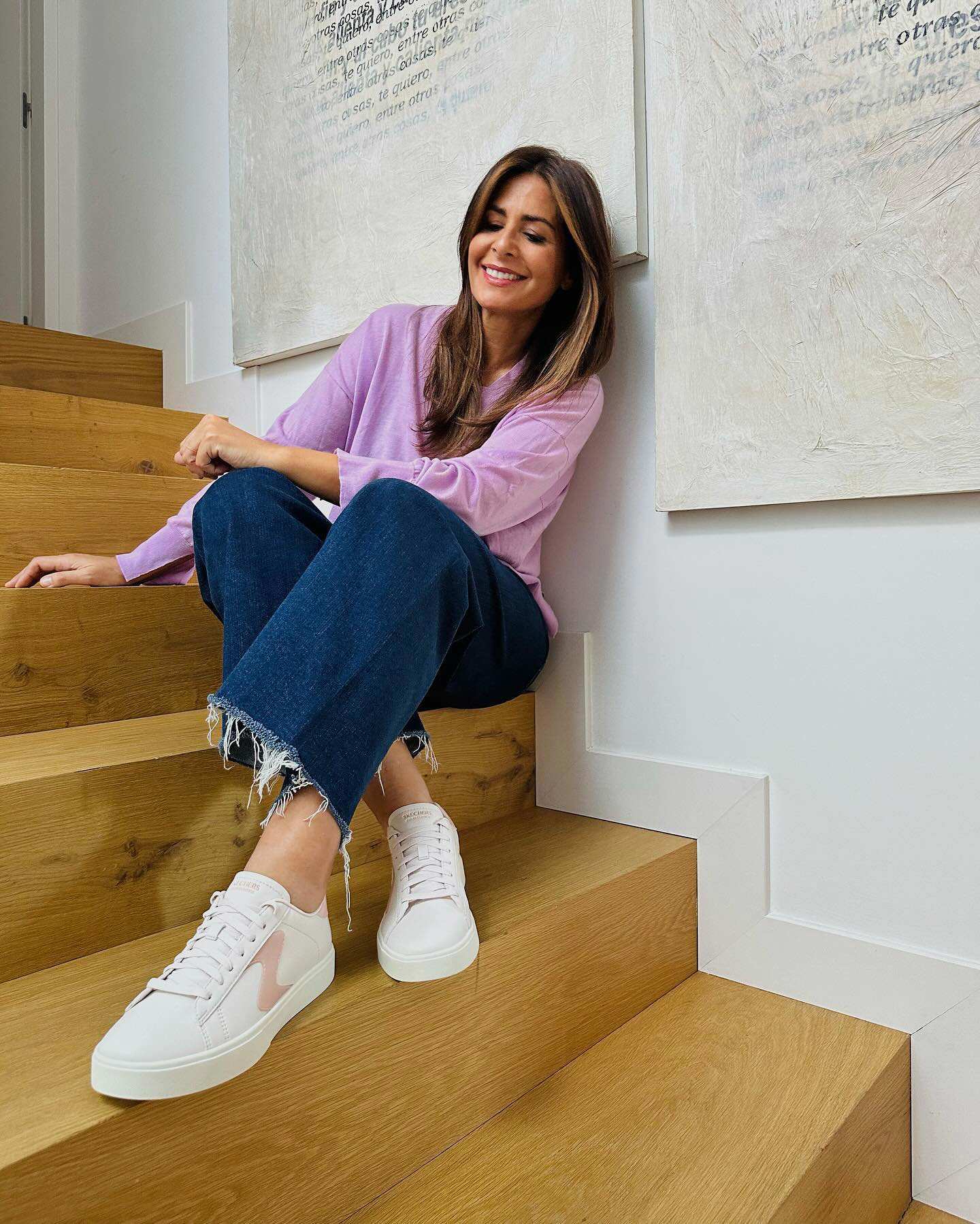 sentada en las escaleras