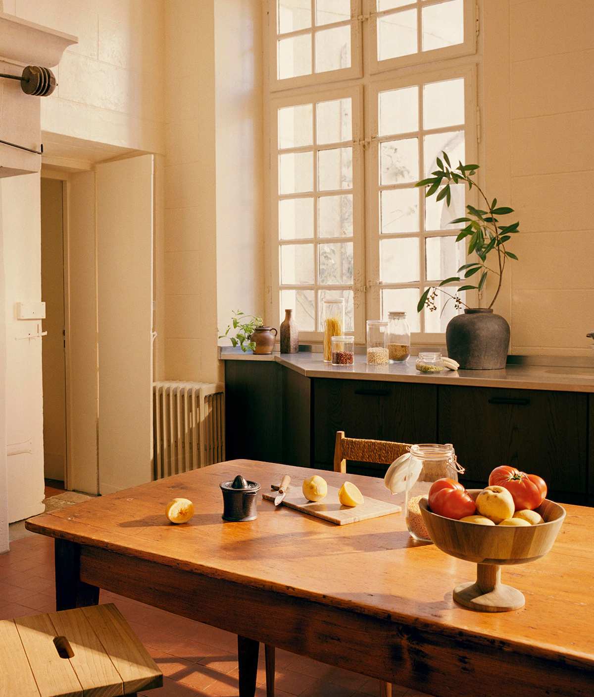 cocina con mesa madera 