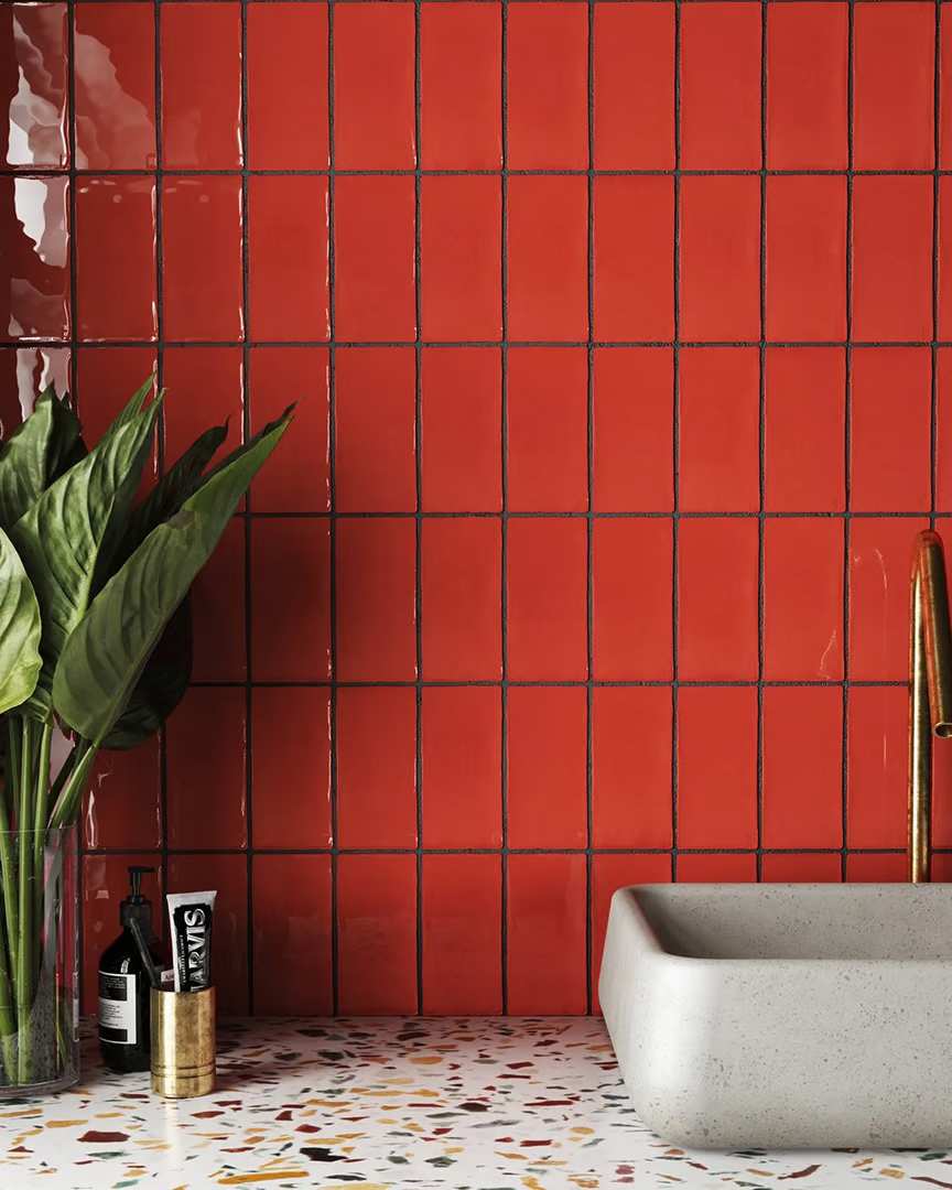 Azulejo vidriado rojo en el baño