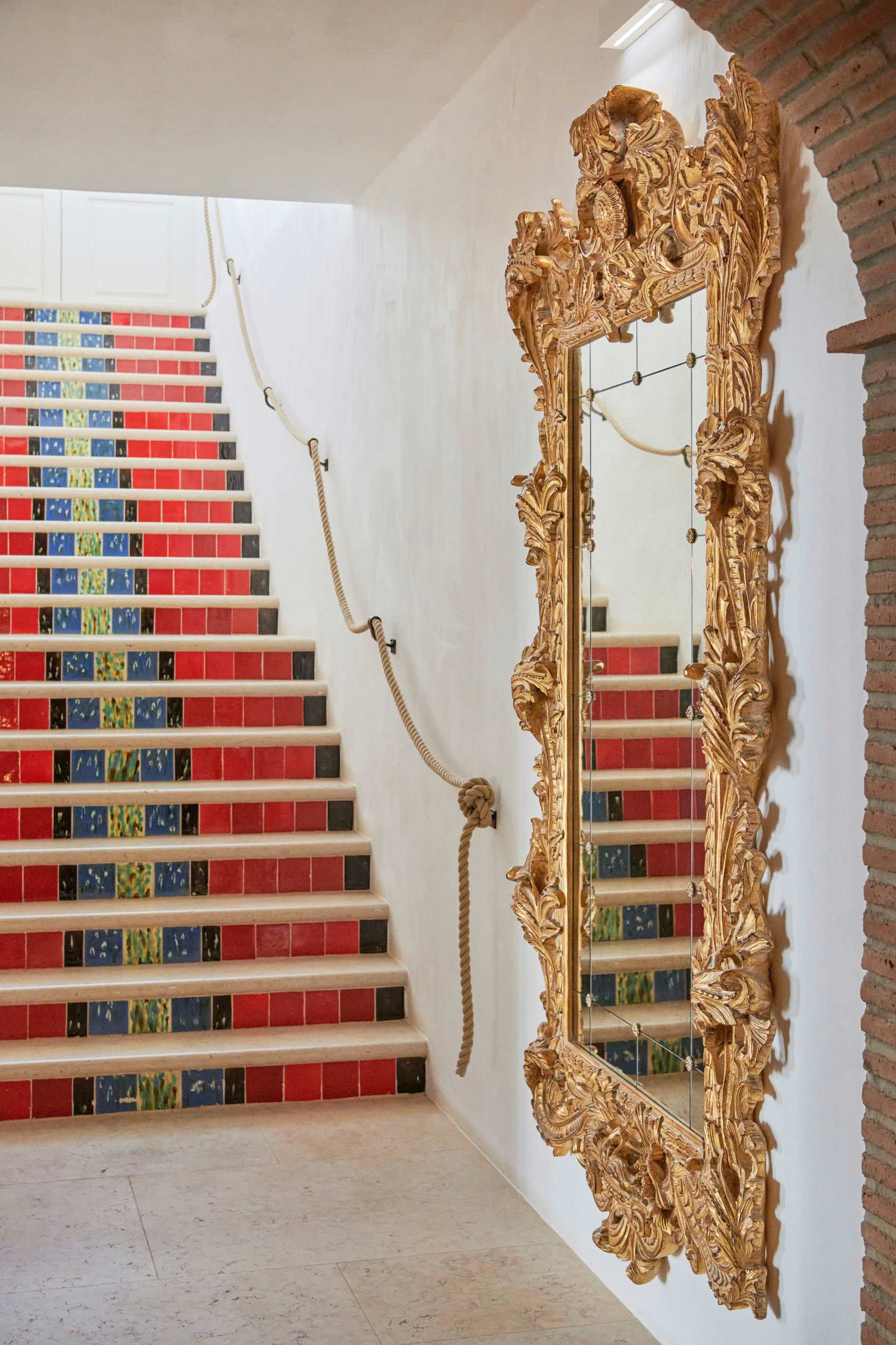 Escaleras con azulejos del Hotel Vermelho en Portugal