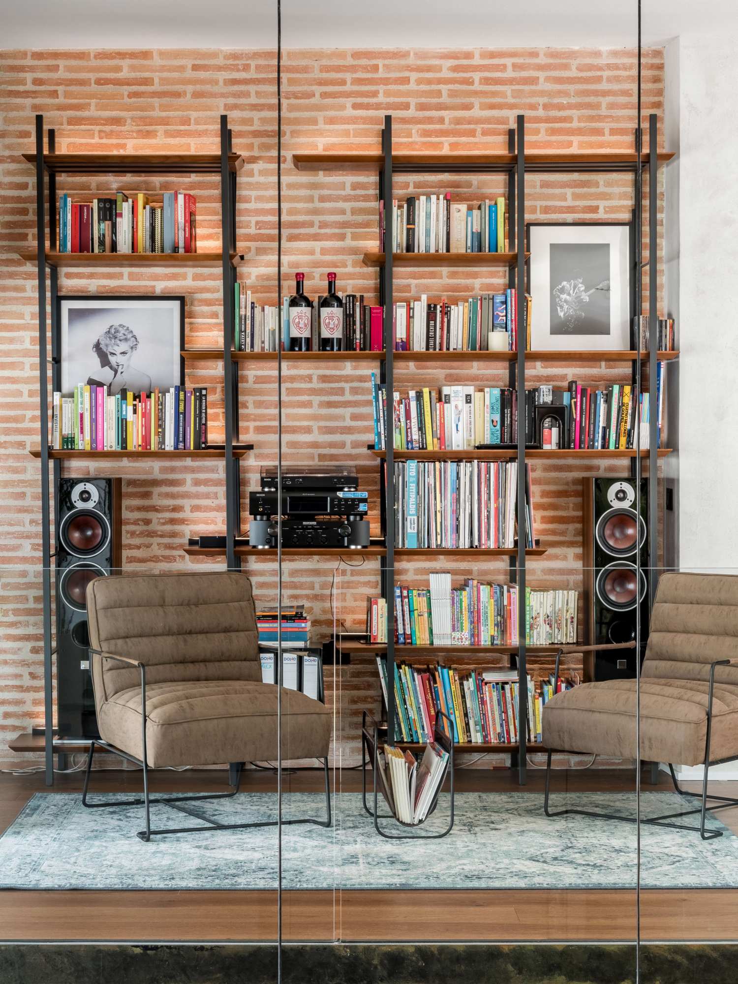 librería con pared de ladrillo