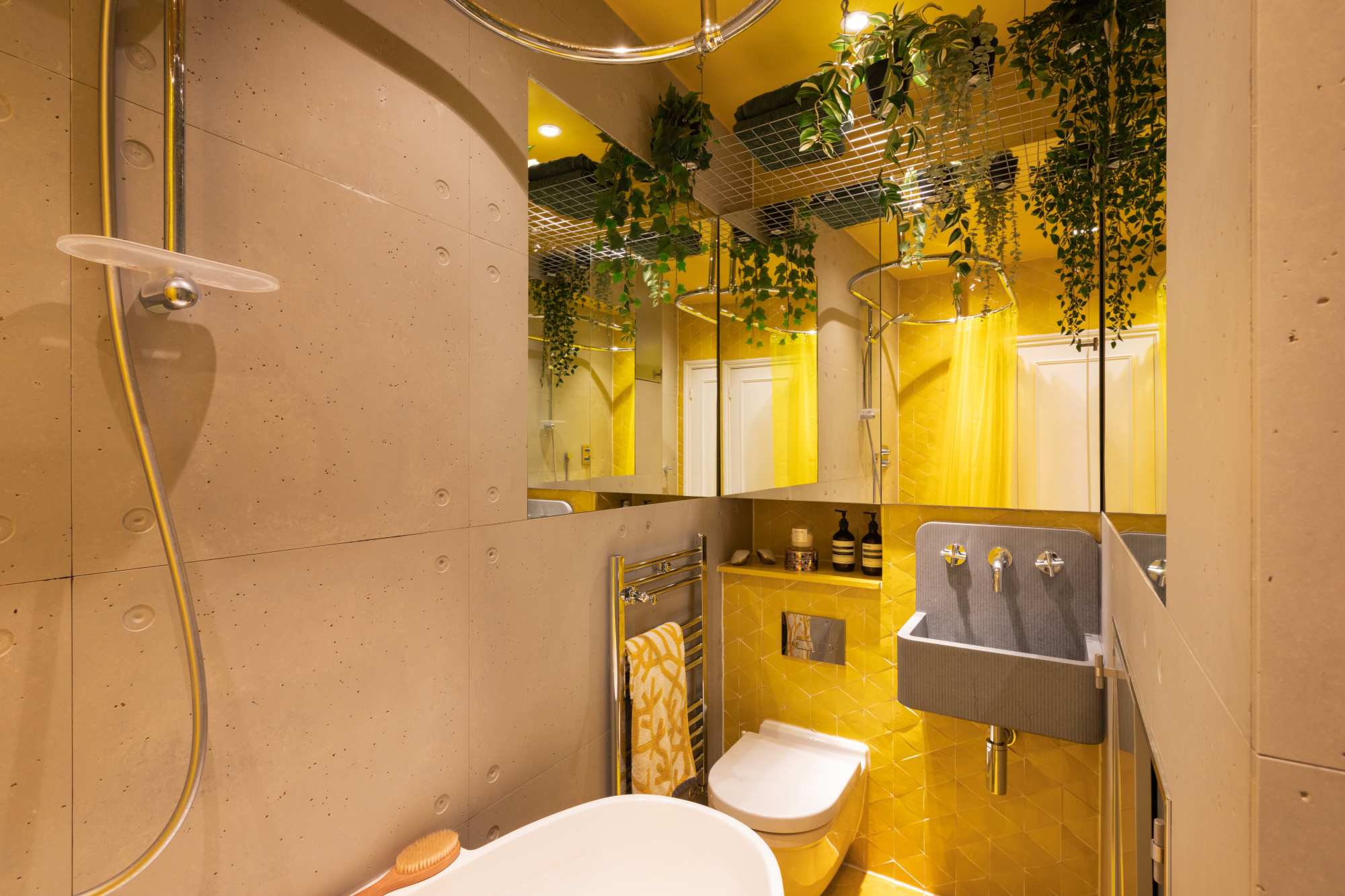 baño en amarillo