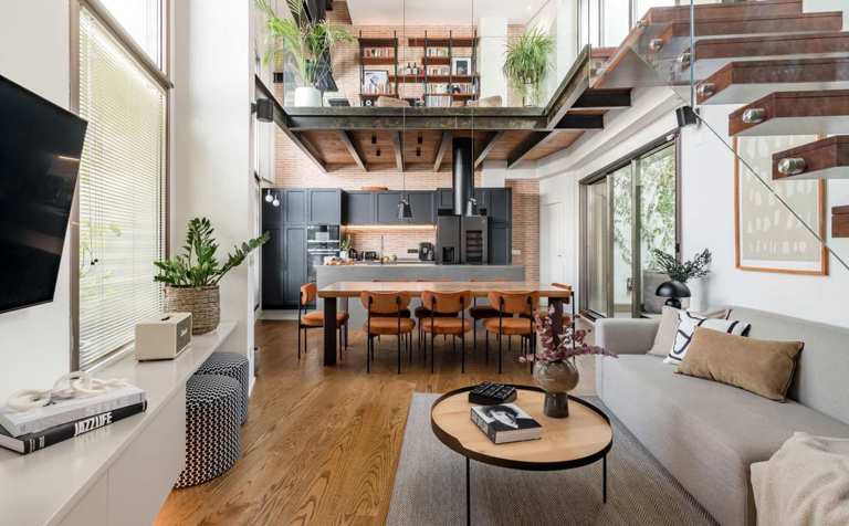 Entramos en una elegante casa de estilo industrial, pero muy acogedora ...