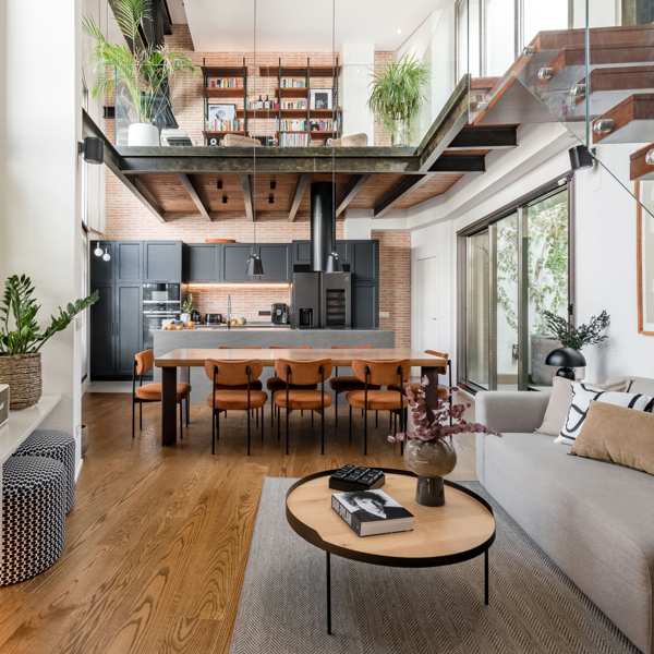 Entramos en una elegante casa de estilo industrial, pero muy acogedora, decorada por la interiorista Cristina Amoroso