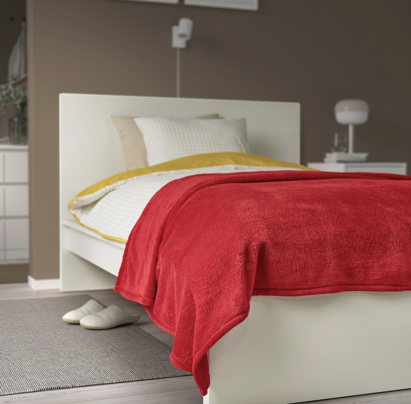 El rojo siempre es una excelente elección para dar un plus de color en todo dormitorio.