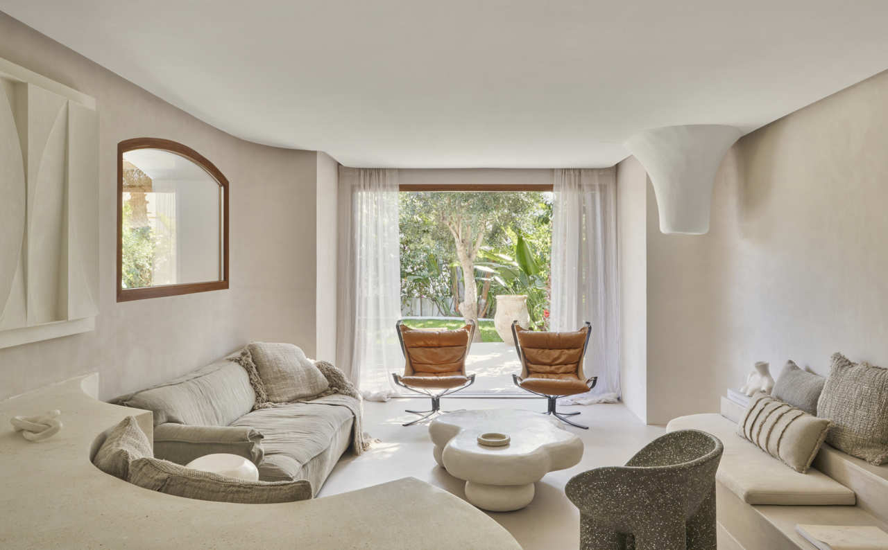Calma decorativa, minimalismo orgánico, diseño en forma de lujo silencioso, formas orgánicas y tonalidades tenues y discretas en esta vivienda que respira la luz del sur