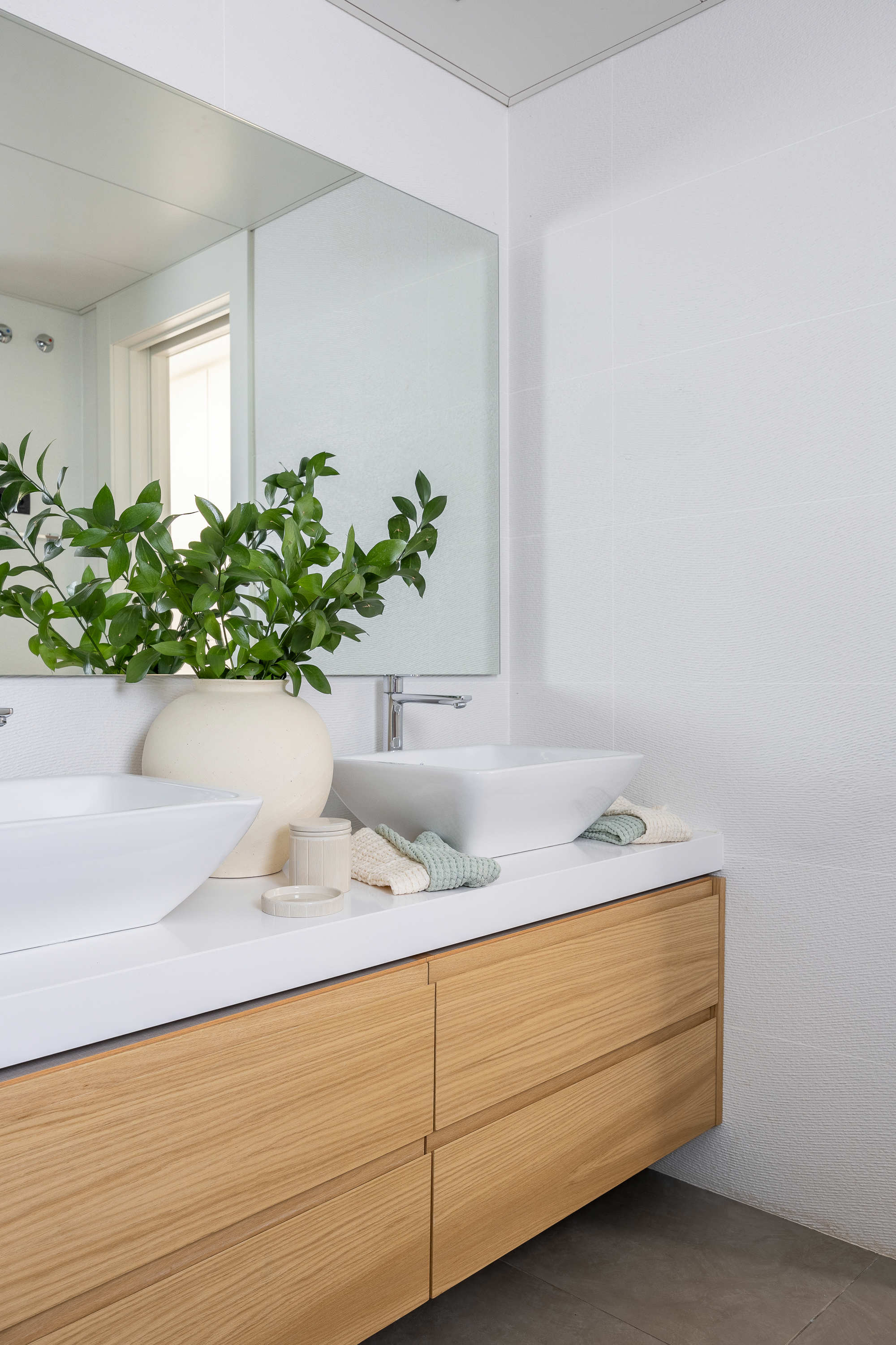 baño madera y blanco con plantas