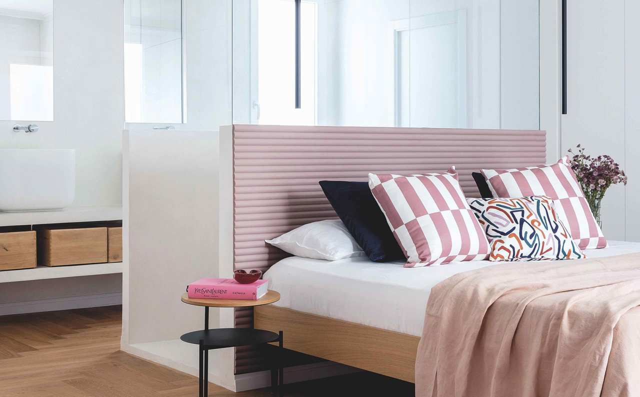 Cuando no sepas de qué color deben ser los cojines que adornen tu cama... antes mira cómo está decorada el resto de la habitación