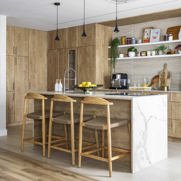 cocina muebles madera con isla, barra y taburetes