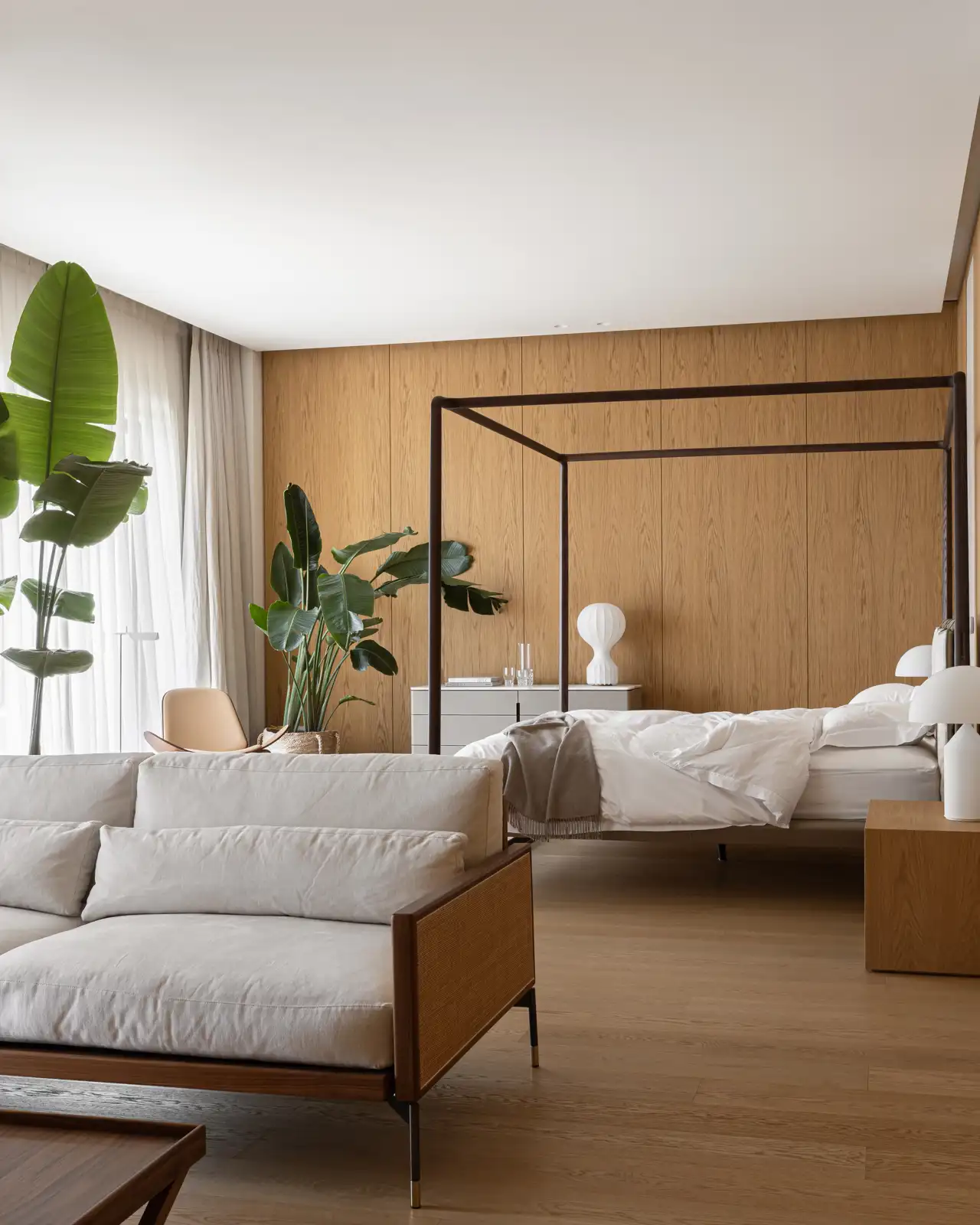En la suite principal se sigue la misma tónica cromática que en el conjunto de la casa para mantener la elegancia tranquila y sin pretensiones que se busca.