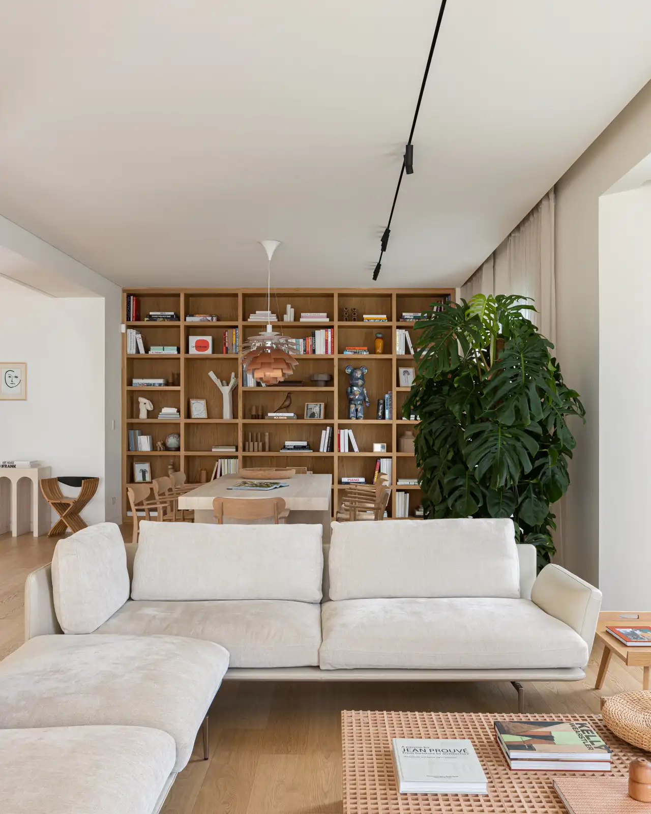 La mesa del comedor, en un extremo del salón, es de travertino navona, material que protagoniza varias estancias de la casa.