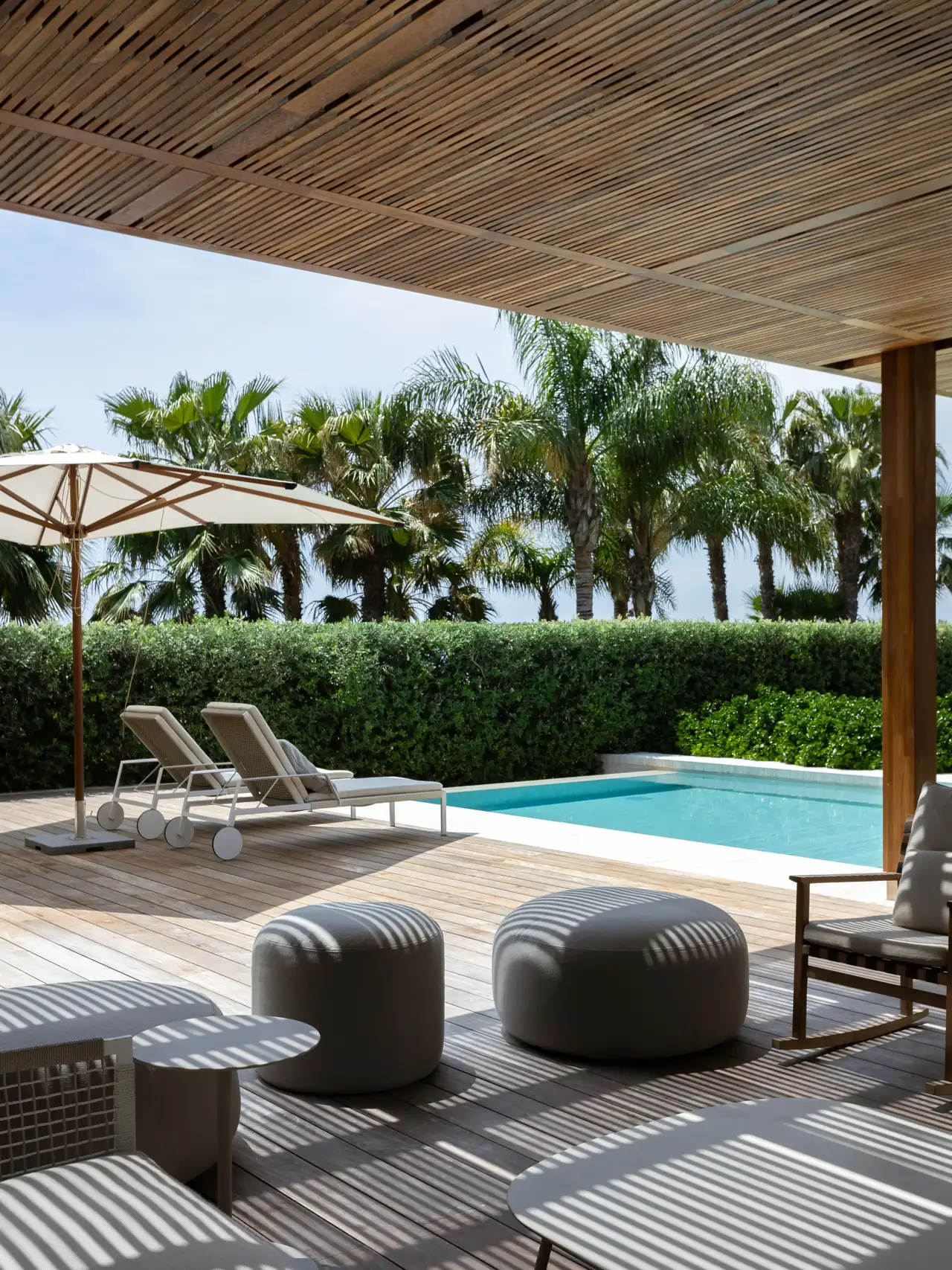 La pérgola de iroko defina y da sombra a un espacio ideal para las actividades al aire libre, durante todo el día, y protege del intenso sol estival.