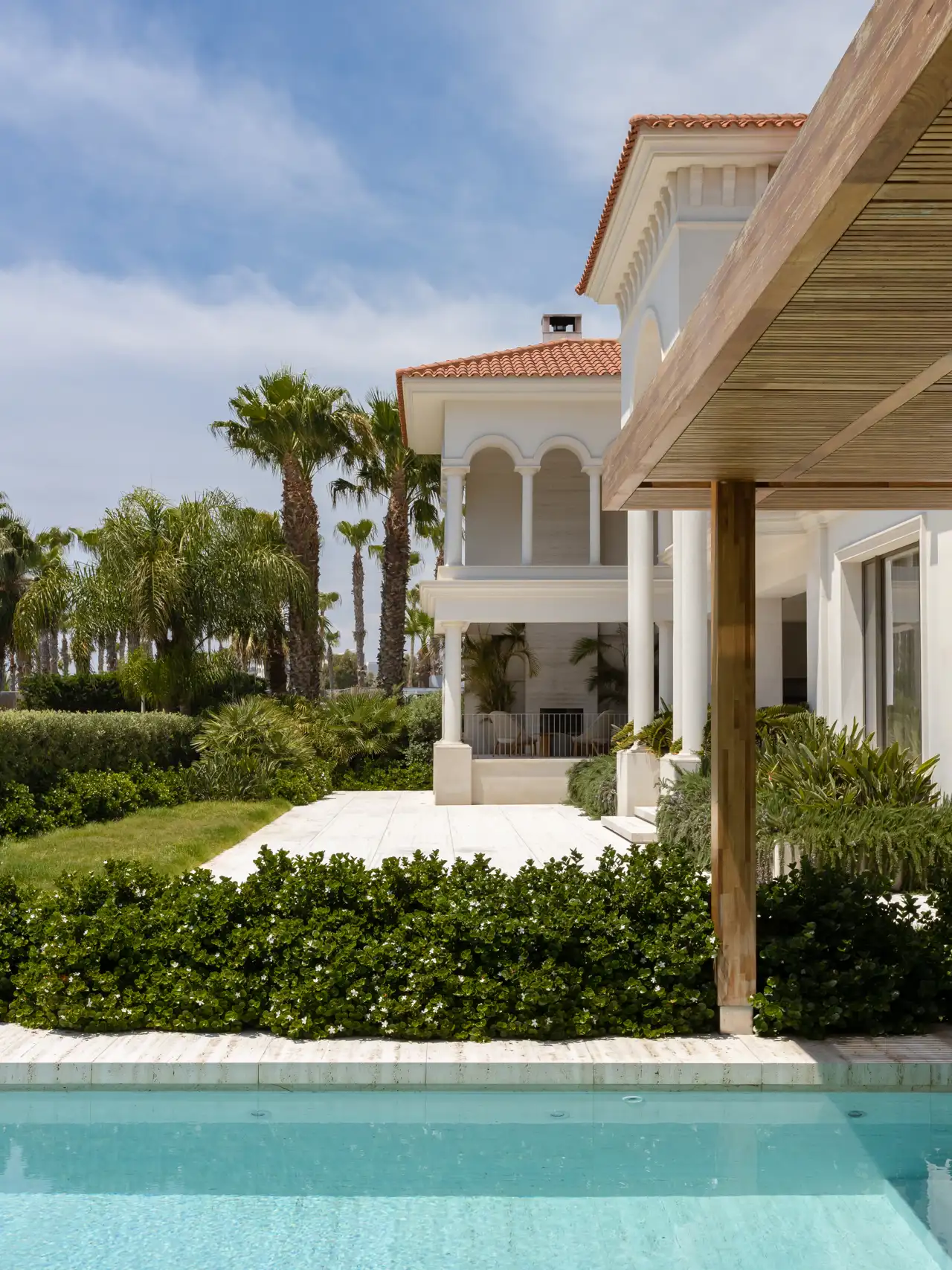 La villa es la más grande del complejo y está situada en primera línea de playa. Su fachada sigue la estética arquitectónica de un estilo clásico mediterráneo.
