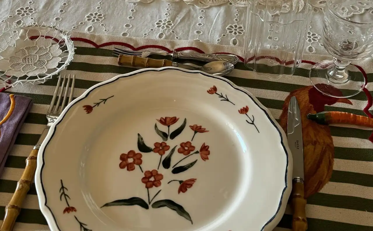 Las mesas más elegantes y estilosas cambian el blanco por el color, los estampados y la originalidad