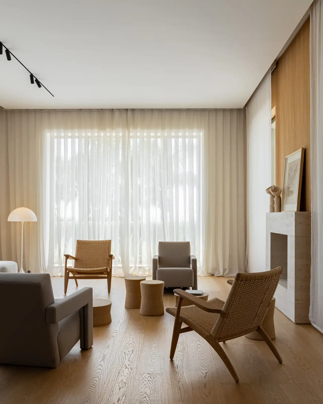 Todo el ambiente cromático de la villa desprende una armonía visual  protagonizada por los tonos neutros y los materiales naturales.