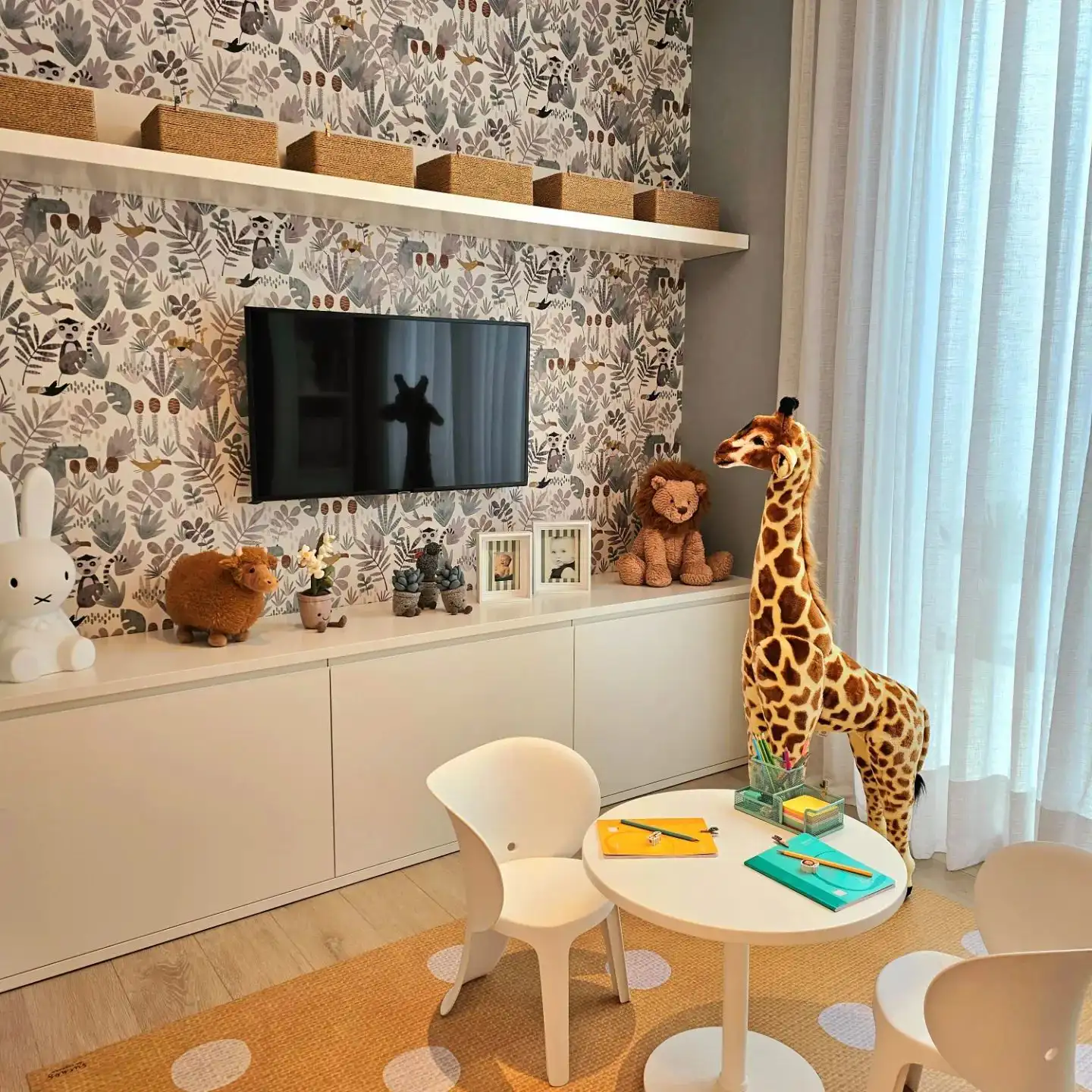 habitación infantil con jirafa de peluche