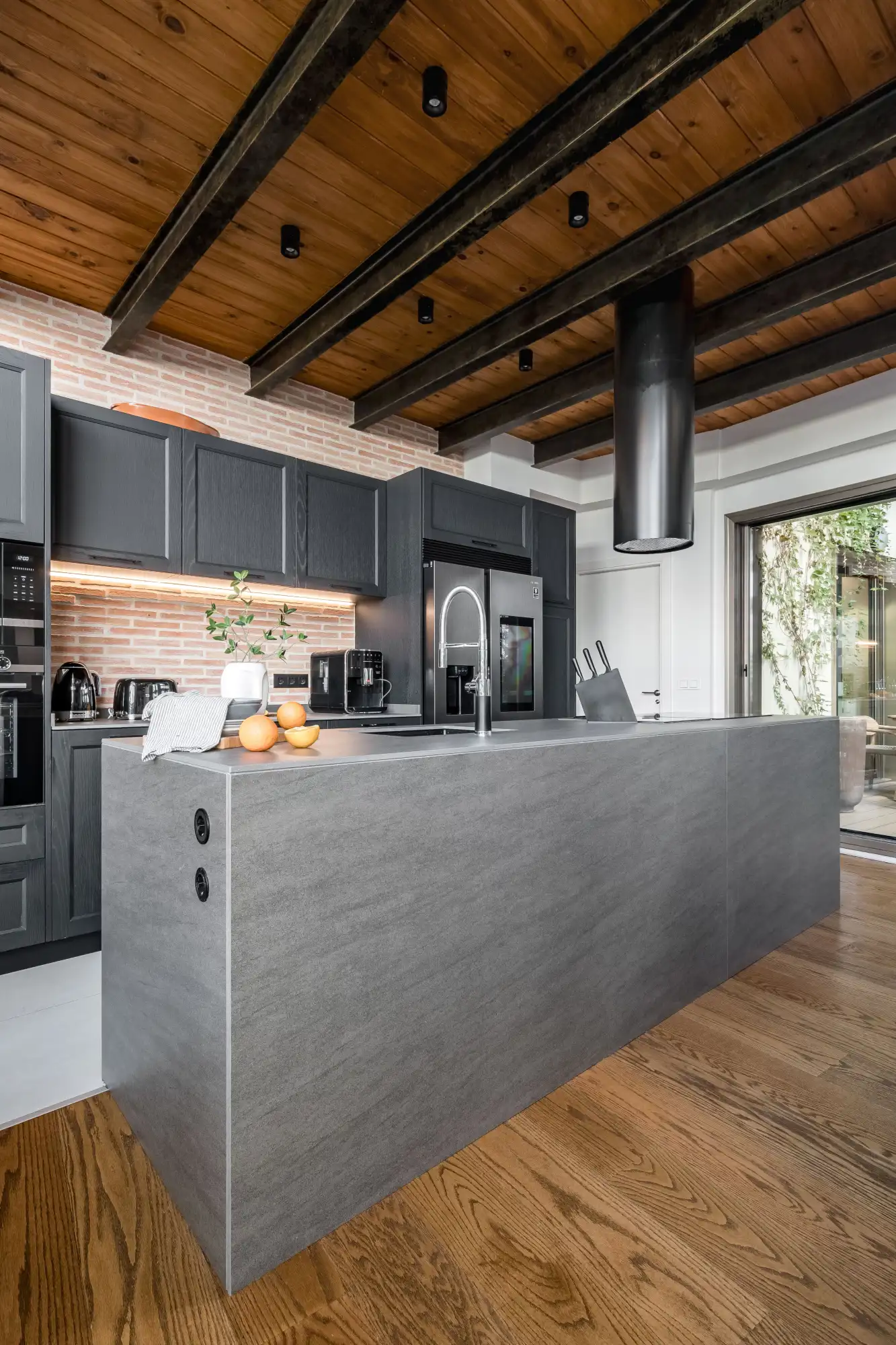 cocina gris y madera