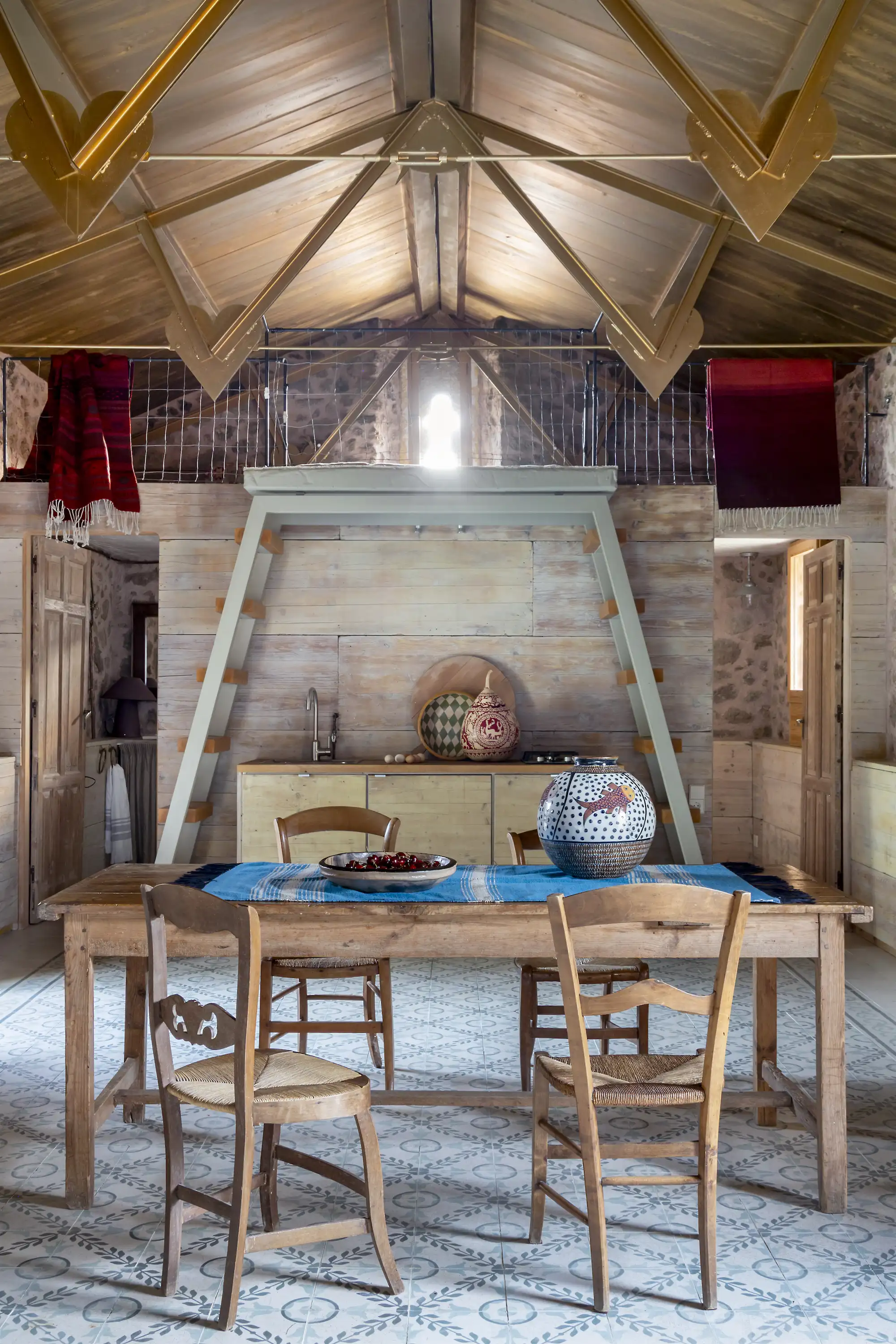 comedor casa madera y piedra Ine´s Benavides