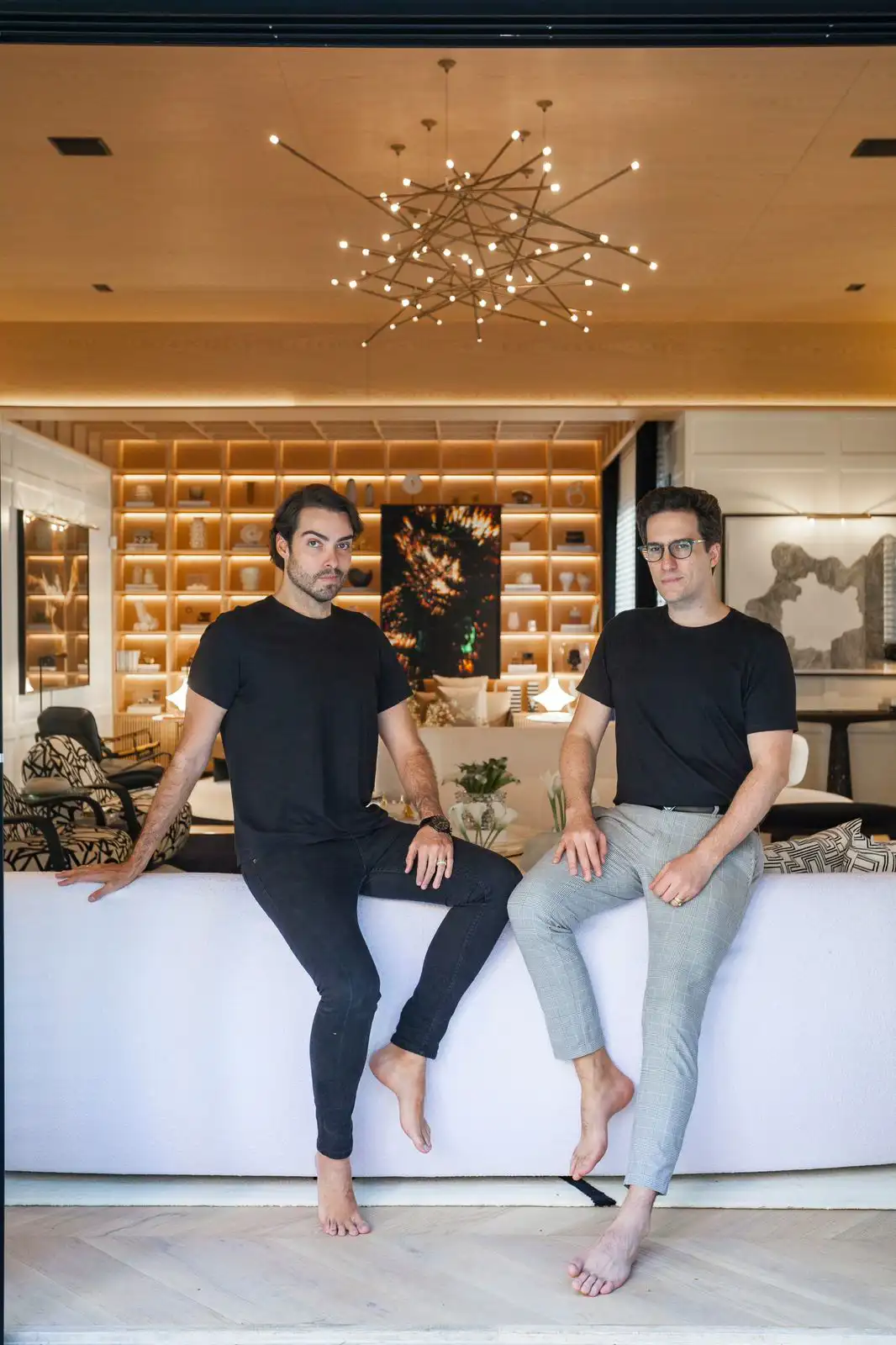 Marcelo Borges y Arthur Athayde, los fundadores del estudio MA Interior Design, posando en el salón de su proyecto 'Casa do Bosque'.