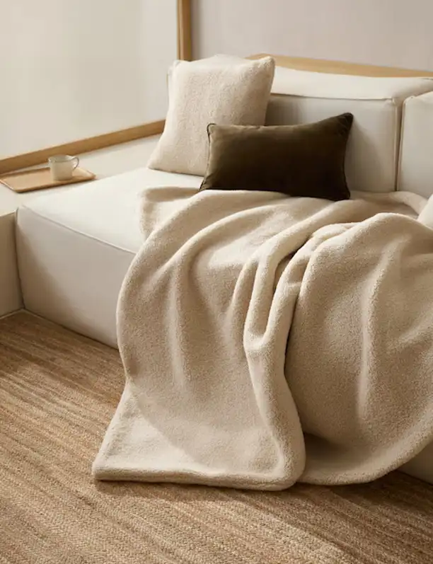 Acaba de llegar a Mango Home la cesta natural en tendencia que arrasará en las casas más cálidas este otoño-invierno