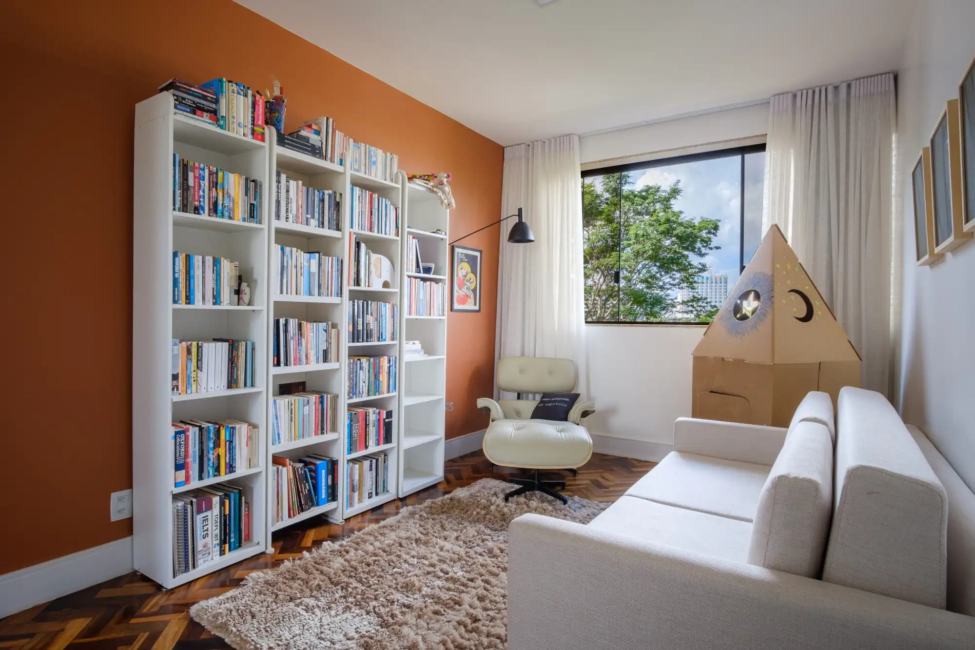 sala de estar terracota con librería