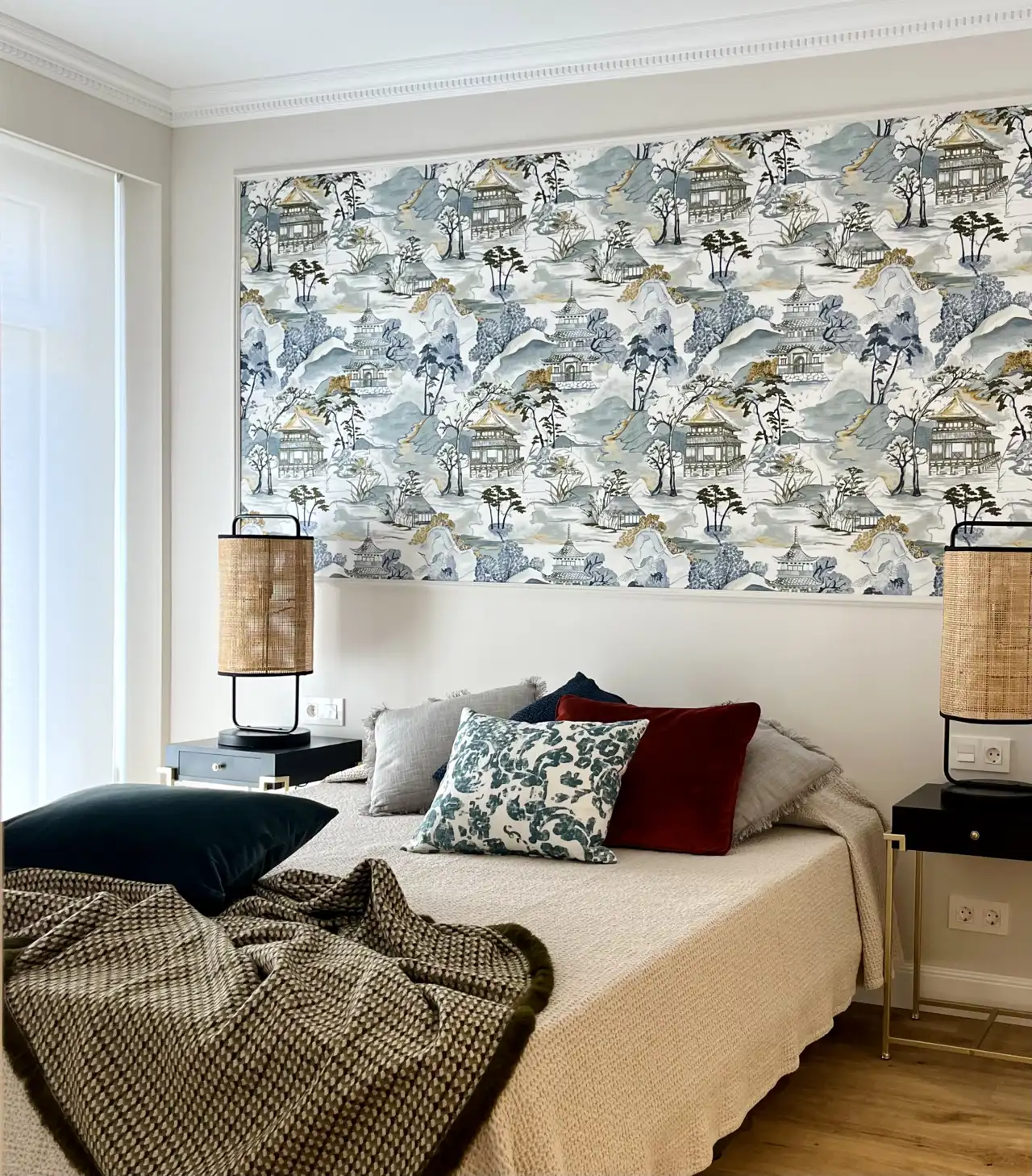En el diseño del dormitorio principal se optó por un elegante papel pintado estampado, de Casamance France, para protagonizar la pared del cabecero. Las lámparas de noche son de Thai Natura.