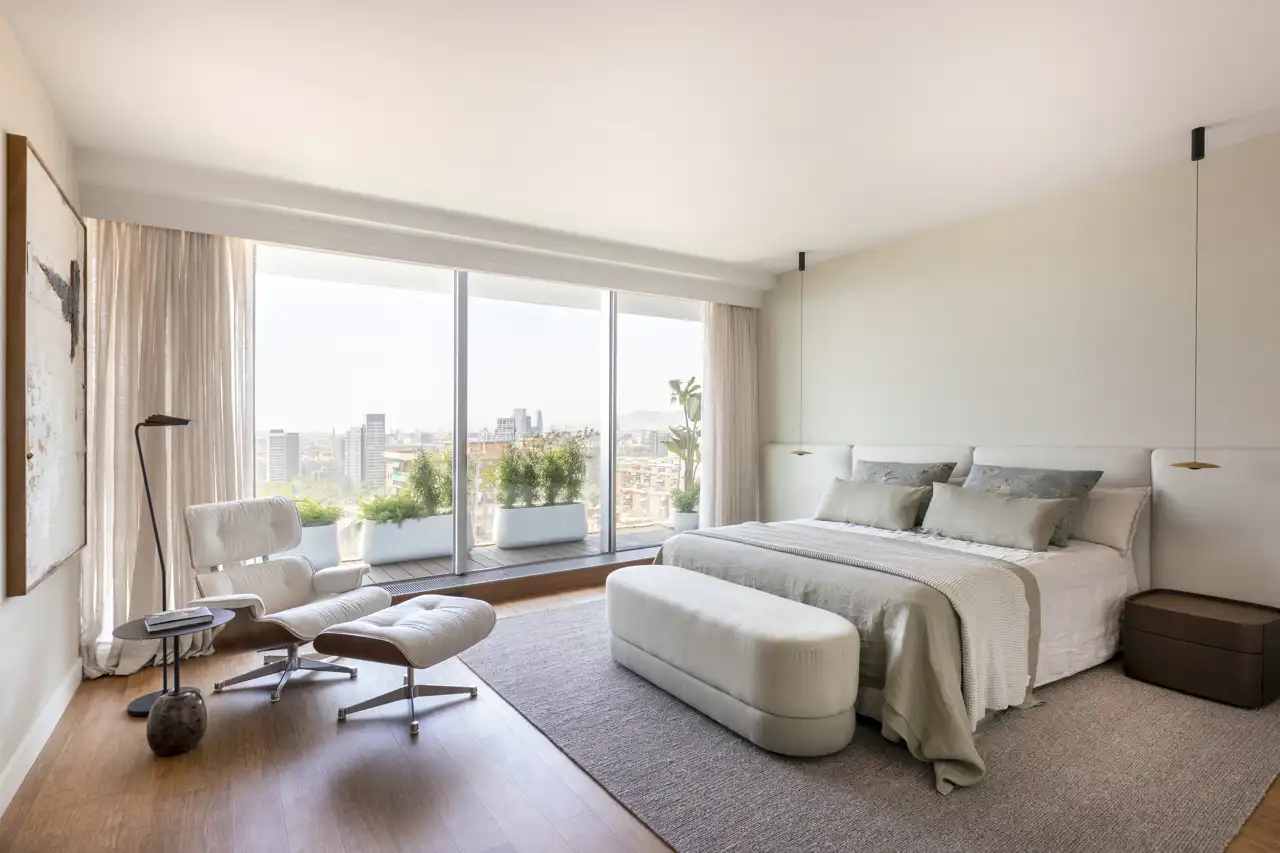 La completa composición del dormitorio principal convierten esta estancia en un lugar exclusivo, cautivador y elegante, que disfruta, además, de unas espectaculares vistas a Barcelona.