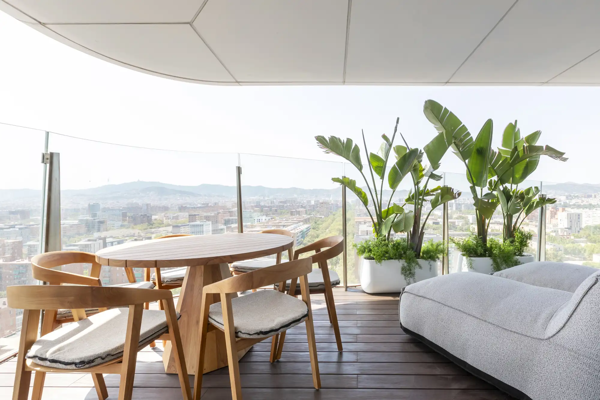 terraza con comedor y zona chillout con vistas